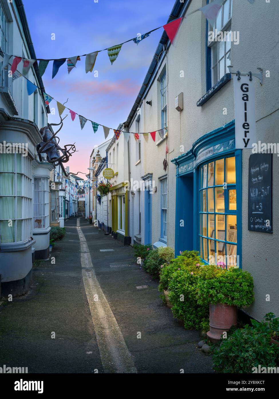 Am frühen Morgen auf der Market Street, einer der vielen engen Gassen im malerischen Küstendorf Appledore, North Devon. Stockfoto