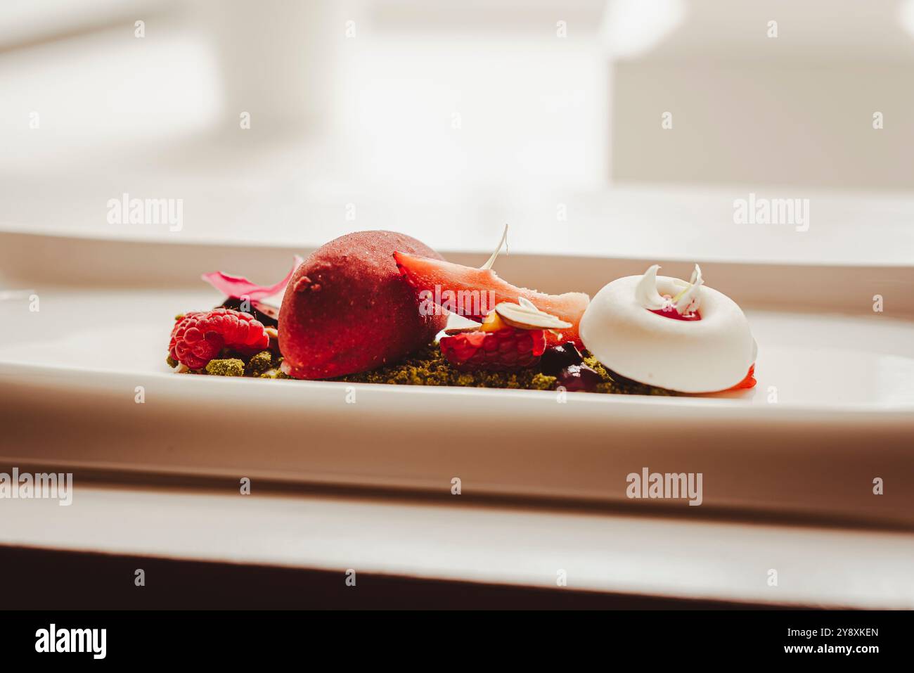 Eine großartige Mahlzeit endet mit einem tollen Dessert. Ein Dessert des Küchenchefs, das über Erdbeeren spricht. Stockfoto