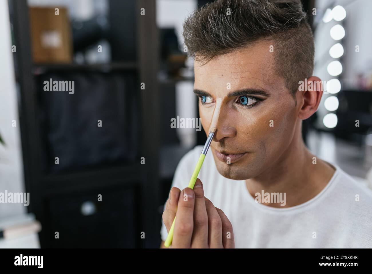 Drag Queen perfektionierender Make-up-Look Stockfoto