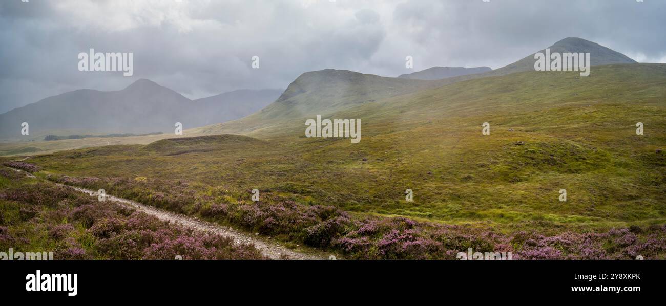 Auf dem westlichen Hochgebirgsweg am Black Mount mit Blick auf Ben Toaig und Stob eine Choire Odhaar Mountains Schottland Stockfoto