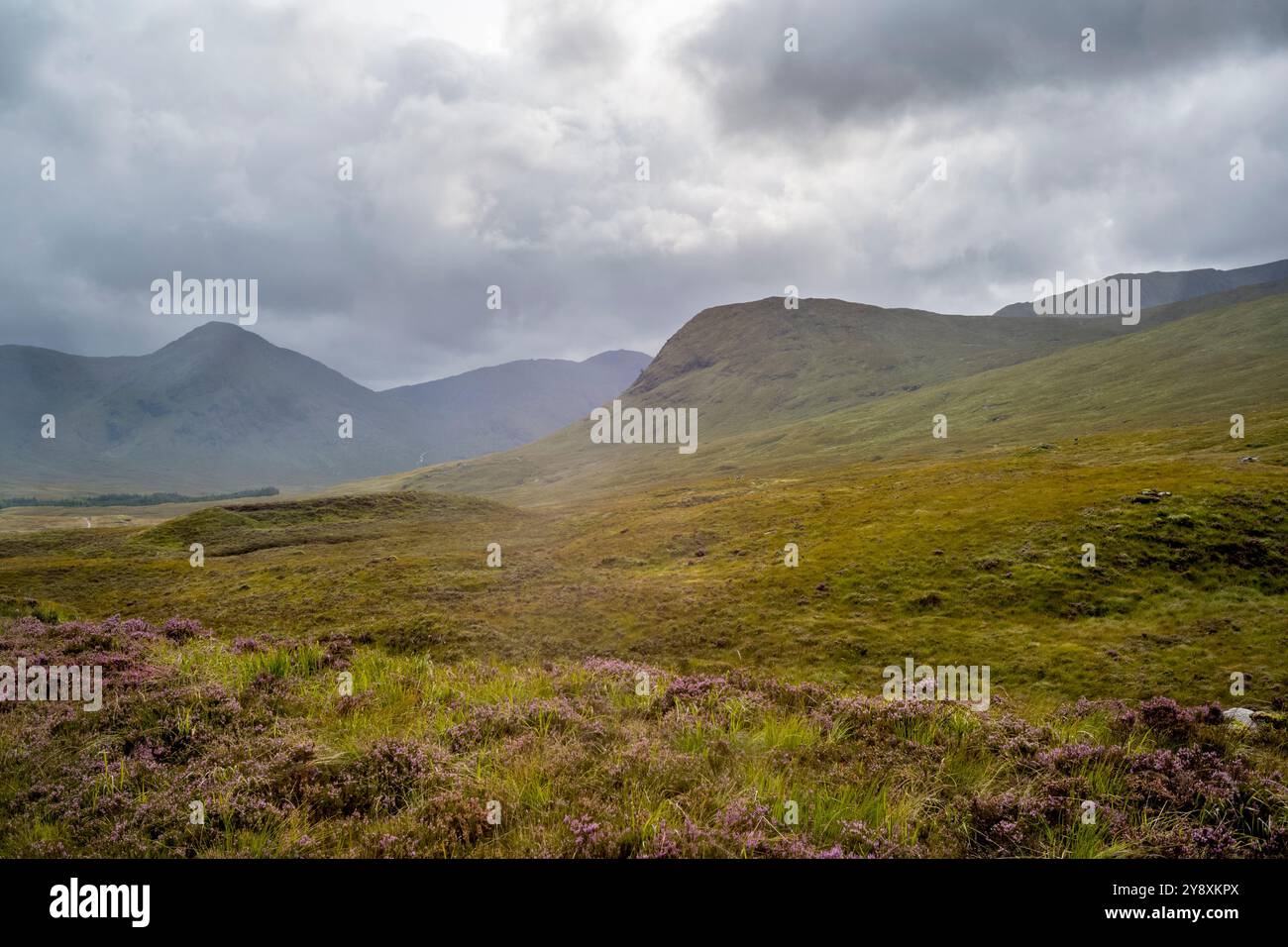 Auf dem westlichen Hochgebirgsweg am Black Mount mit Blick auf Ben Toaig und Stob eine Choire Odhaar Mountains Schottland Stockfoto