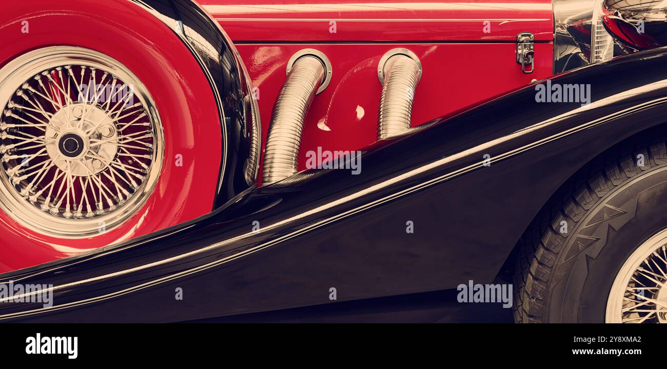 Seitenansicht eines klassischen roten Luxus-Cabrios Stockfoto Seitenansicht eines klassischen roten Luxus-Cabrios Stockfoto