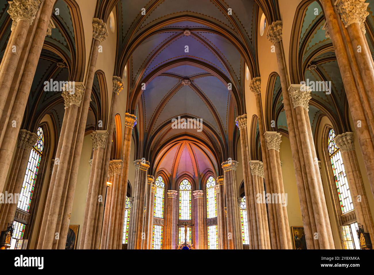 Innenansicht der Kirche St. Antonius von Padua oder St. Antuan in der Istiklal-Straße. Istanbul Türkei - 7.9.2024 Stockfoto