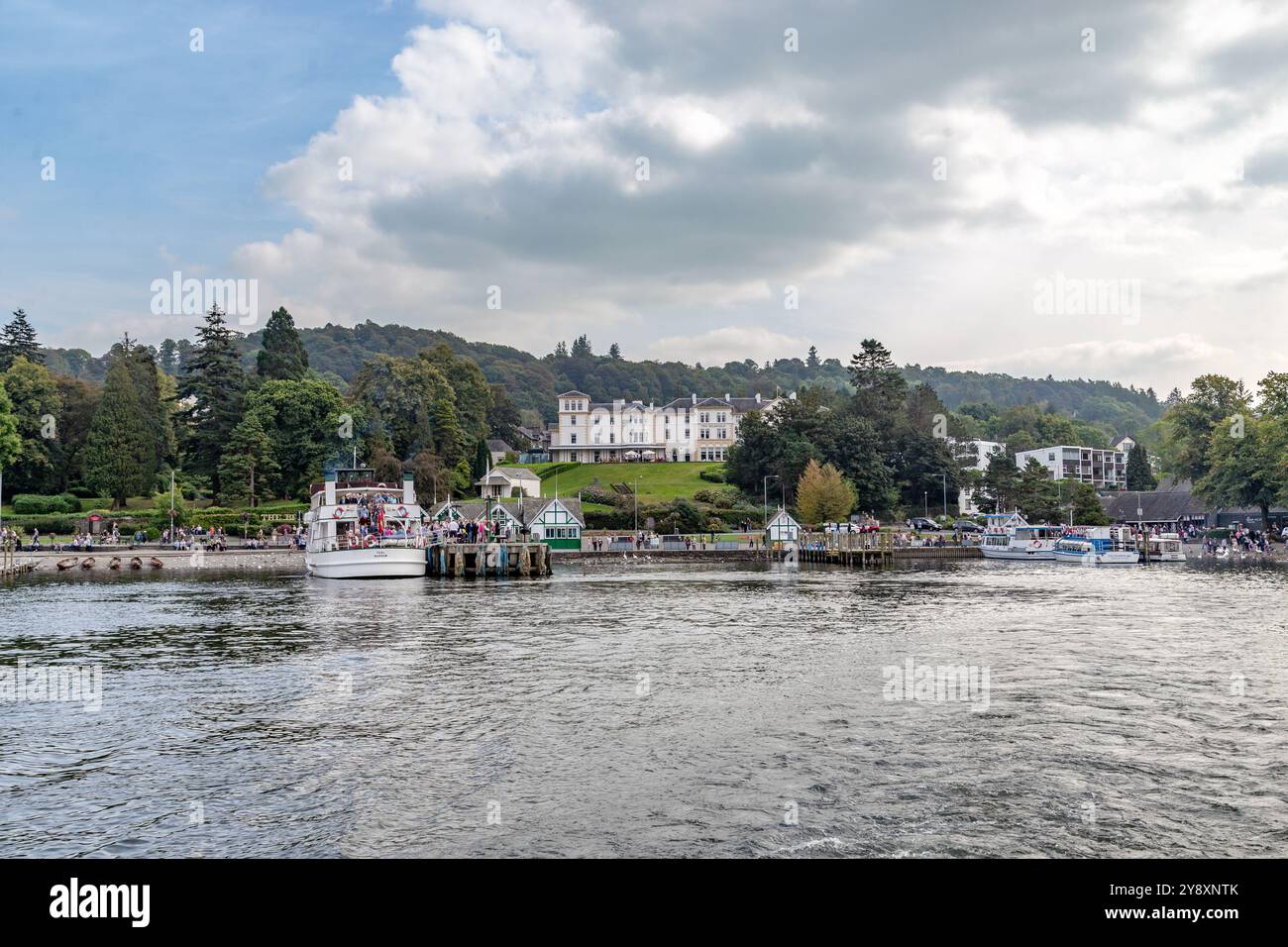 BOWNESS-ON-WINDERMERE, GROSSBRITANNIEN - 13. SEPTEMBER 2014: Dies sind Seehäfen mit Sportbooten und Booten auf dem Lake Windermere. Stockfoto