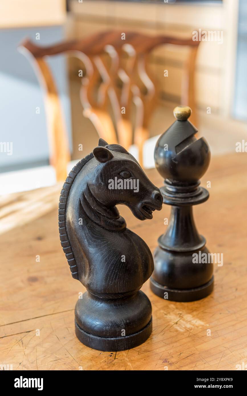 Übergroßer Ritter und Bischof auf dem Tisch in der Designerküche. Gloucestershire, England, Großbritannien Stockfoto