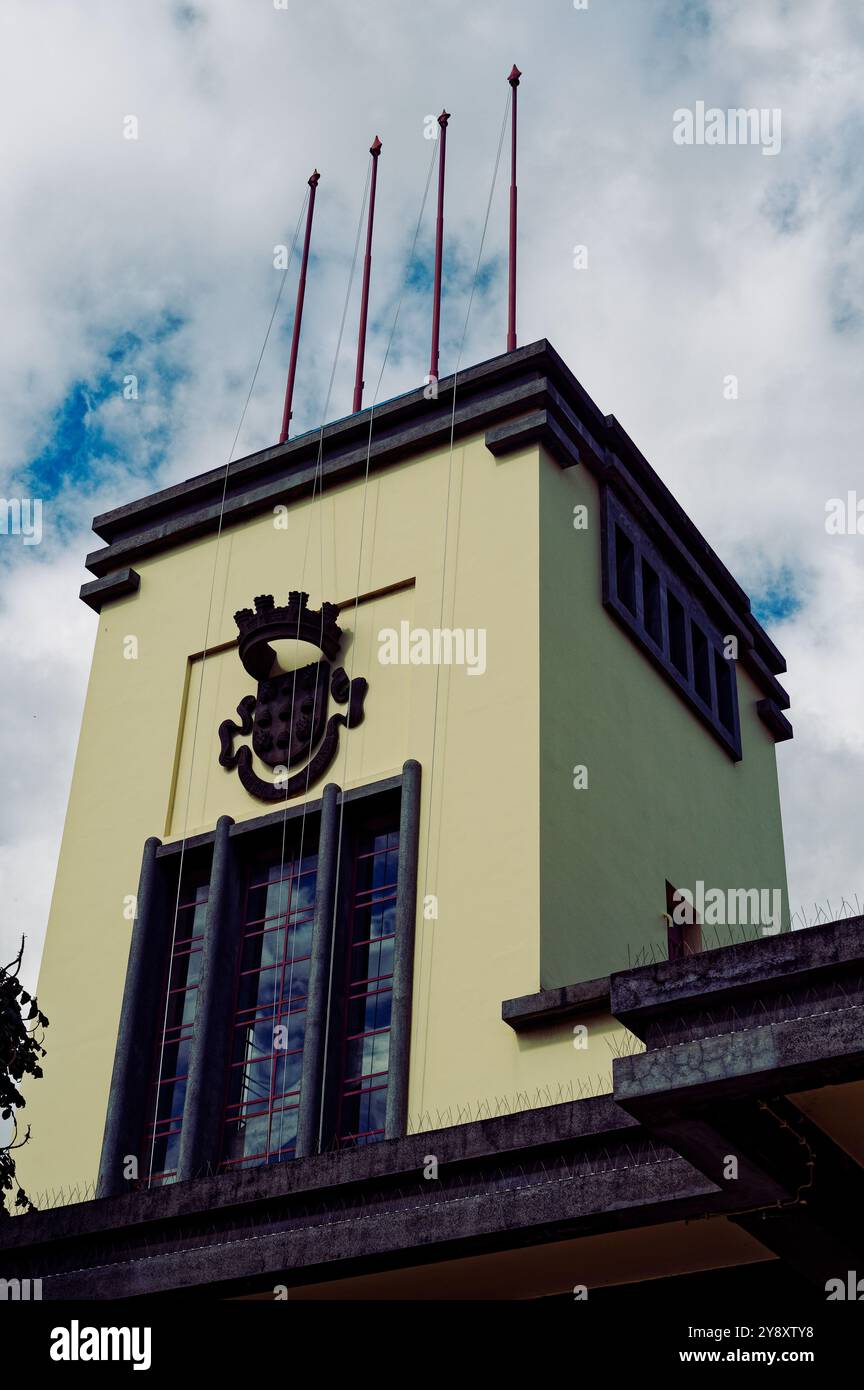 Nahaufnahme des Turms mercado dos lavradores, das ikonische Emblem unter einem bewölkten Himmel Stockfoto