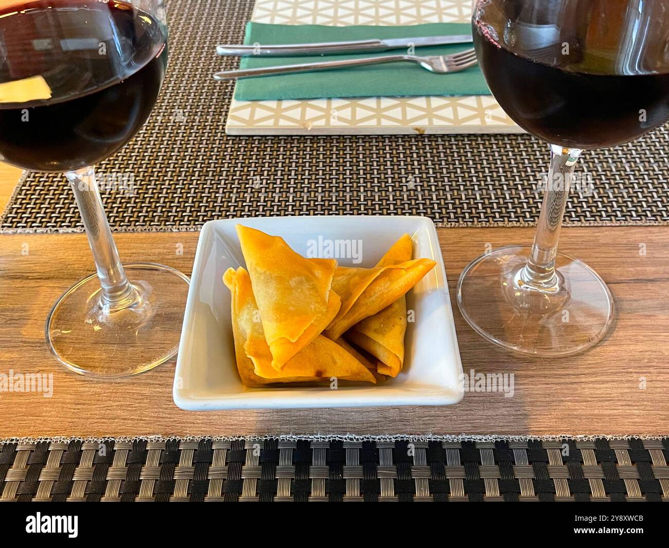 Zwei Gläser Rotwein mit Tapa. Spanien. Stockfoto