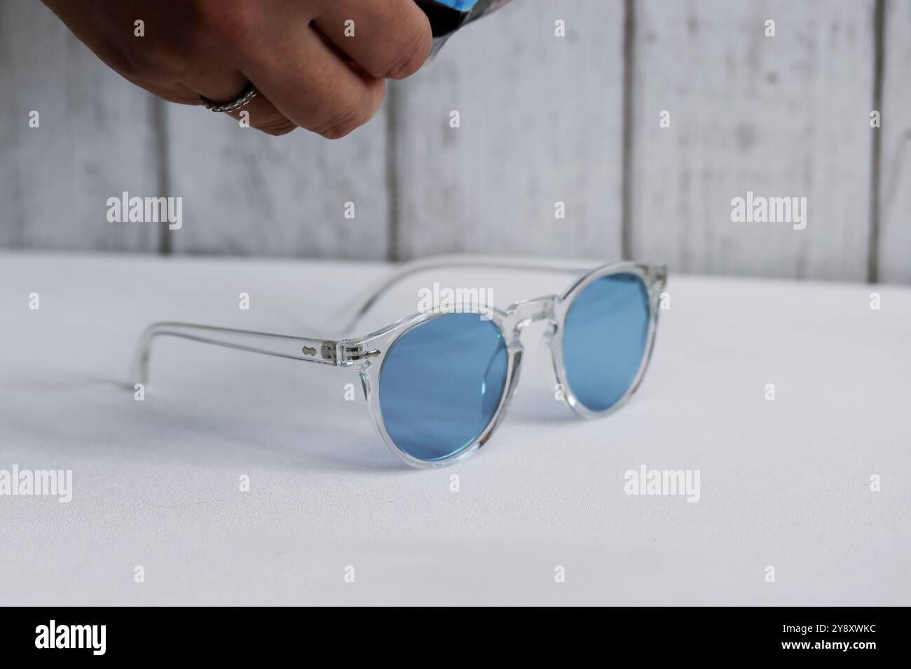 sonnenbrille mit blauen Gläsern Stockfoto