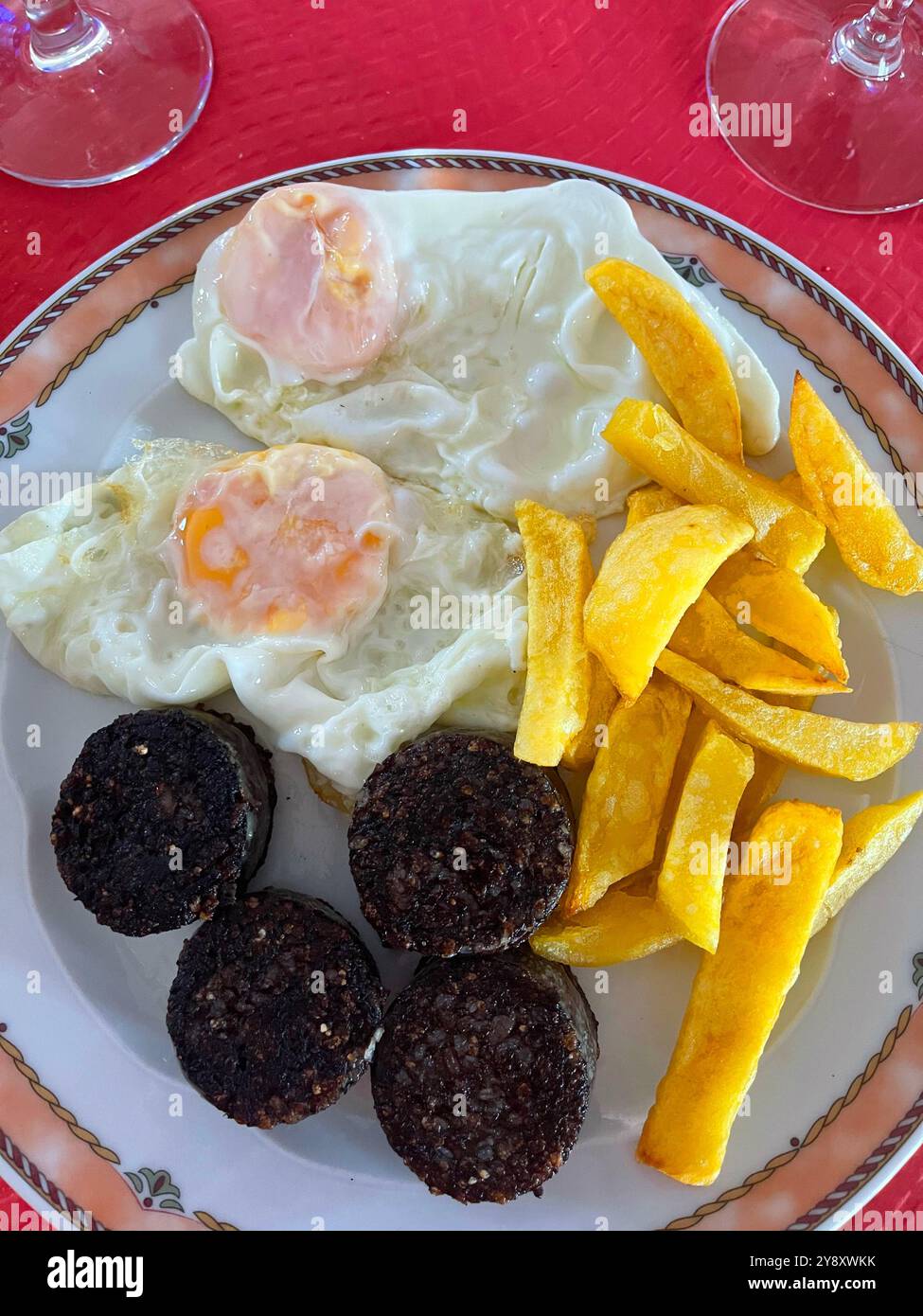 Spiegeleier mit Schwarzpudding und Pommes frites. Spanien. Stockfoto