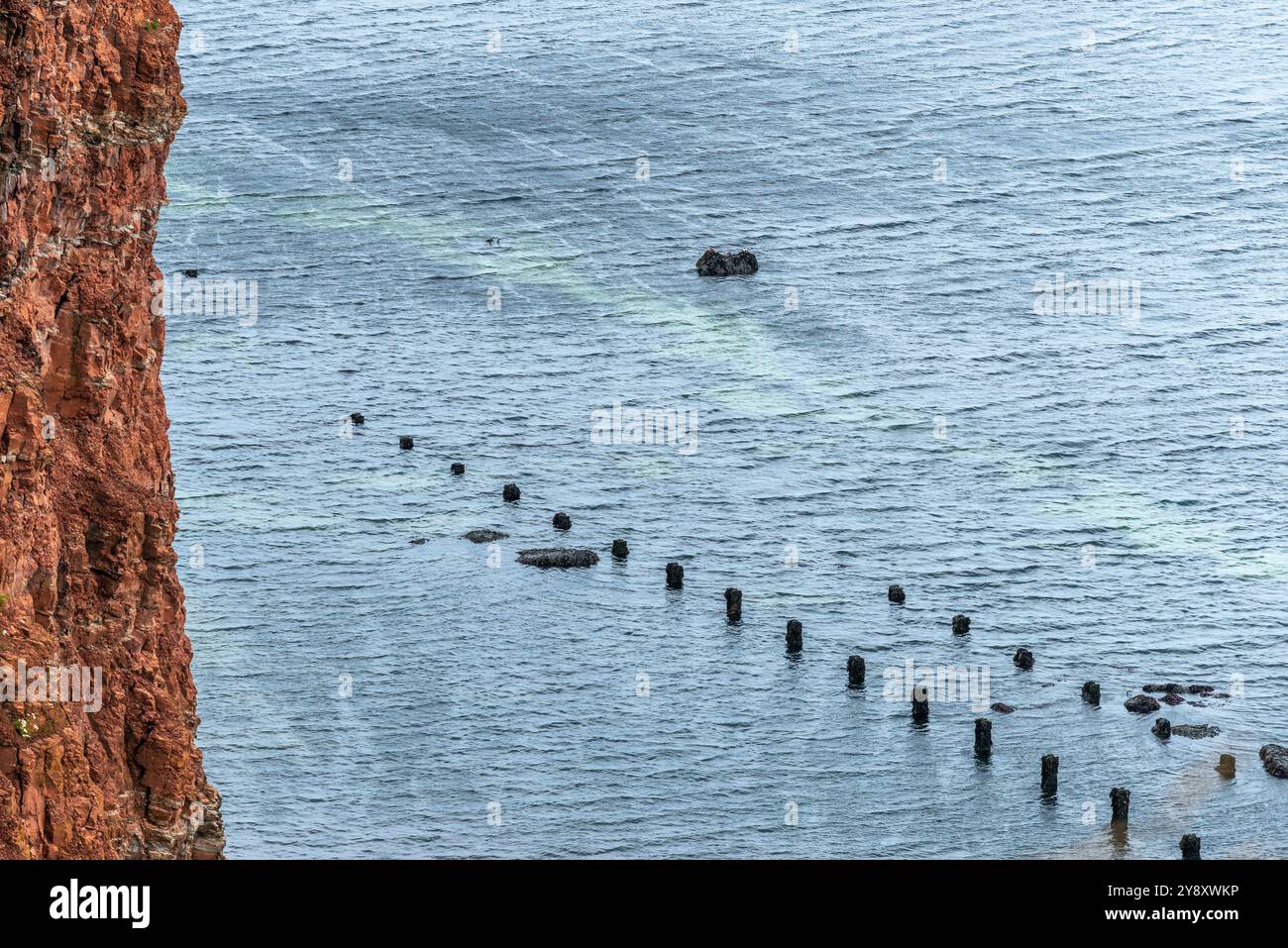 Stangenlinien vor dem Nordstrand auf der Hochseeinsel Helgoland, Nordsee, Schleswig-Holstein, Bezirk Pinneberg, Norddeutschland Stockfoto