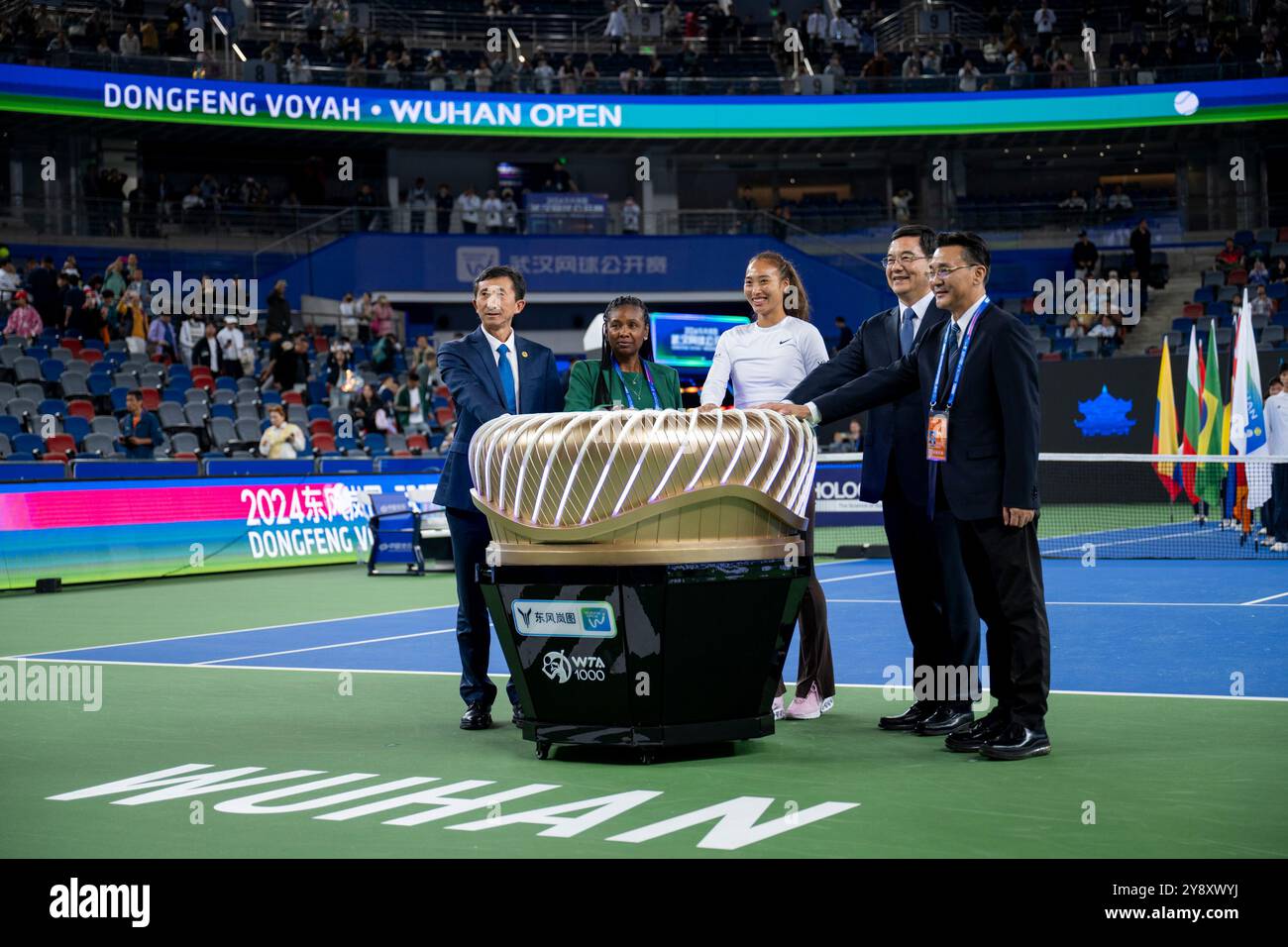 Wuhan, chinesische Provinz Hubei. Oktober 2024. Der chinesische Tennisspieler Zheng Qinwen (C) nimmt am 7. Oktober 2024 an der Eröffnungszeremonie des Wuhan Open-Tennisturniers 2024 in Wuhan, der Hauptstadt der zentralchinesischen Provinz Hubei, Teil. Quelle: Wu Zhizun/Xinhua/Alamy Live News Stockfoto