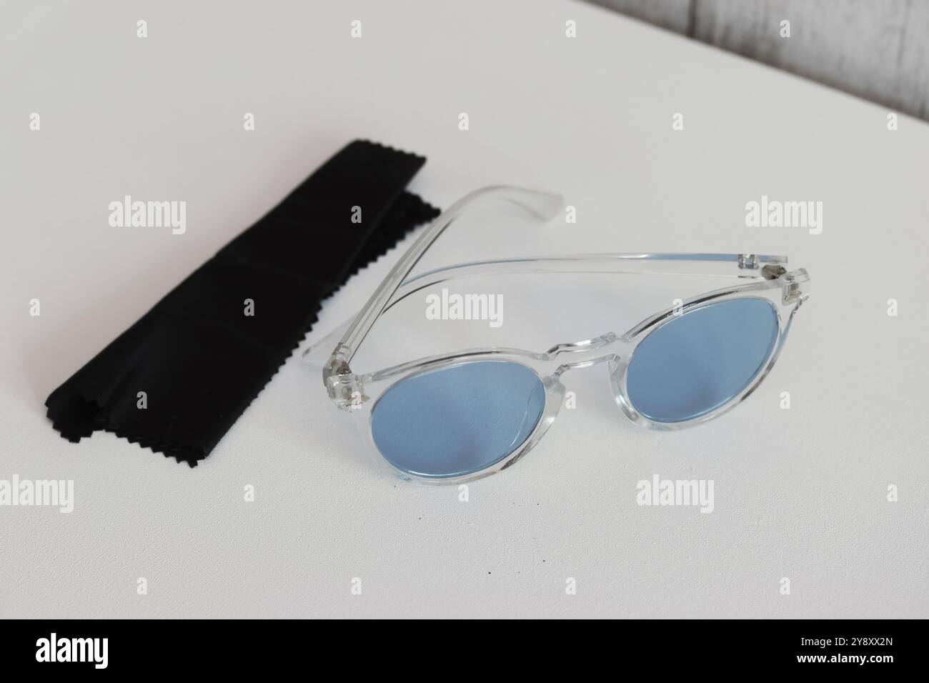 Sonnenbrille für Damen mit blauen Gläsern. Stockfoto