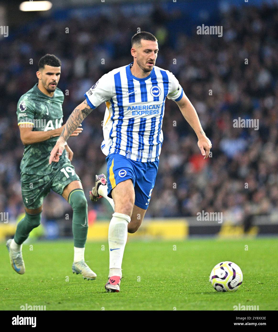 Lewis Dunk aus Brighton am Ball während des Premier League-Spiels zwischen Brighton und Hove Albion und Tottenham Hotspur im American Express Stadium, Brighton, Großbritannien - 6. Oktober 2024 - Foto Simon Dack / Telefoto images. Nur redaktionelle Verwendung. Kein Merchandising. Für Football Images gelten Einschränkungen für FA und Premier League, inc. Keine Internet-/Mobilnutzung ohne FAPL-Lizenz. Weitere Informationen erhalten Sie bei Football Dataco Stockfoto