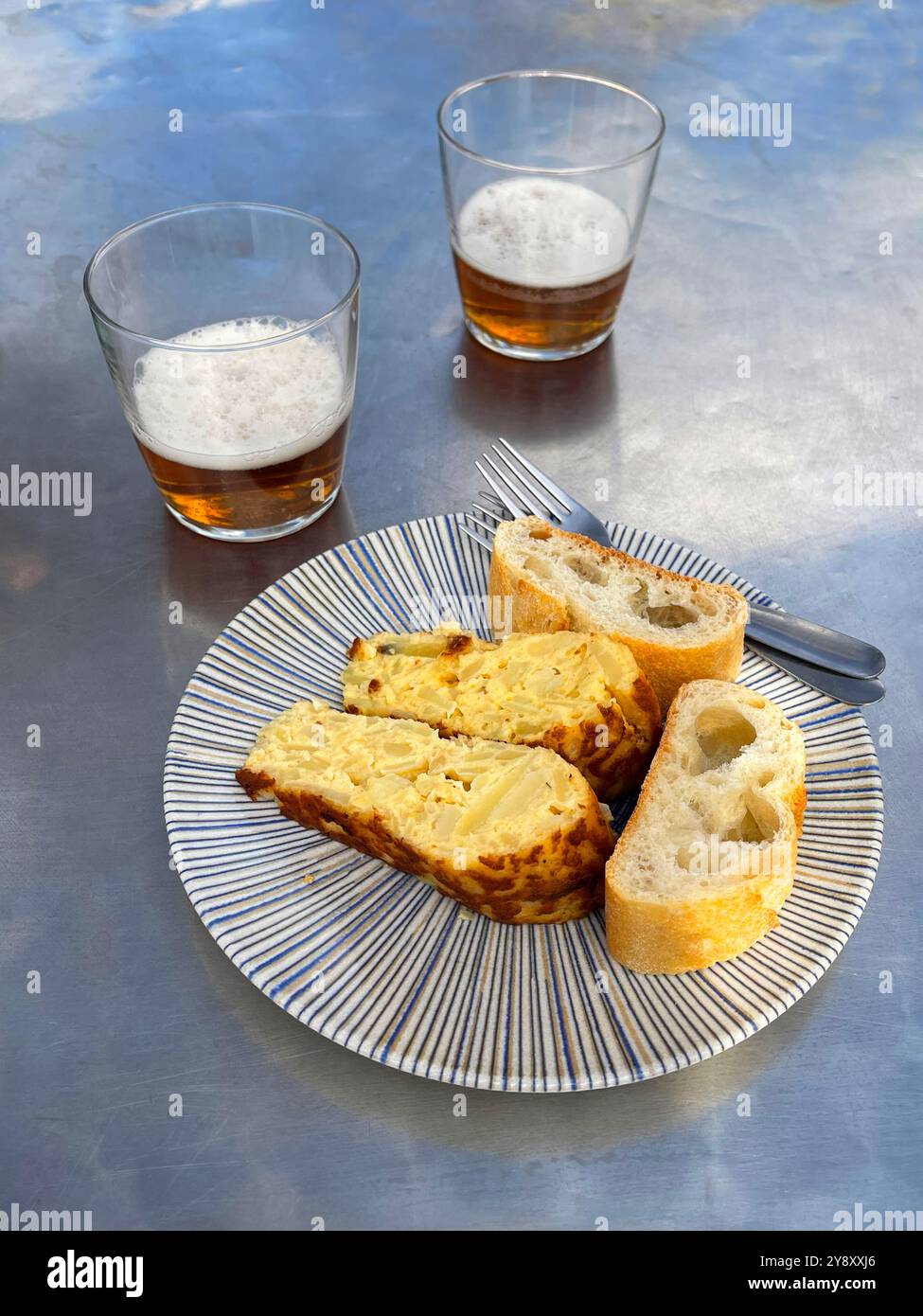 Spanisches Omelett und Gläser Bier. Spanien. - Smartphone-aufgenommenes Stockfoto