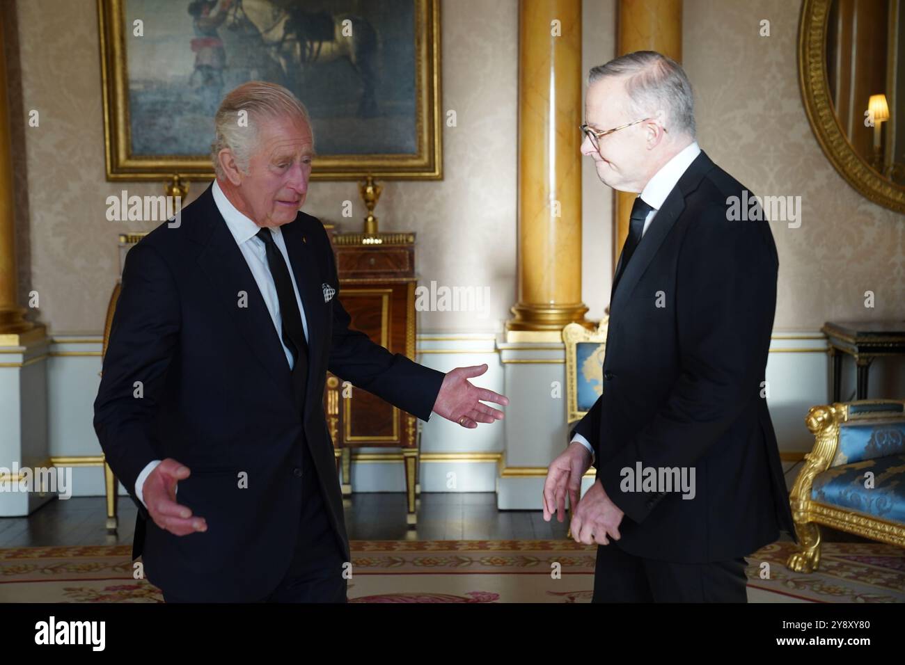 Aktenfoto vom 09/22: König Karl III. Spricht mit dem Premierminister von Australien, Anthony Albanese, als er Premierminister des Königreichs 1844 im Buckingham Palace in London empfängt. Der König wird seine Krebsbehandlung während seiner hochkarätigen Australien-Tour nächste Woche unterbrechen. Royal Doctors erteilte Charles, 75, die Erlaubnis, den Wochenzyklus kurz zu stoppen, um die Welt für seinen Hauptbesuch Down Under zu fliegen, gefolgt von einem Staatsbesuch in Samoa im Südpazifik. Ausgabedatum: Montag, 7. Oktober 2024. Stockfoto