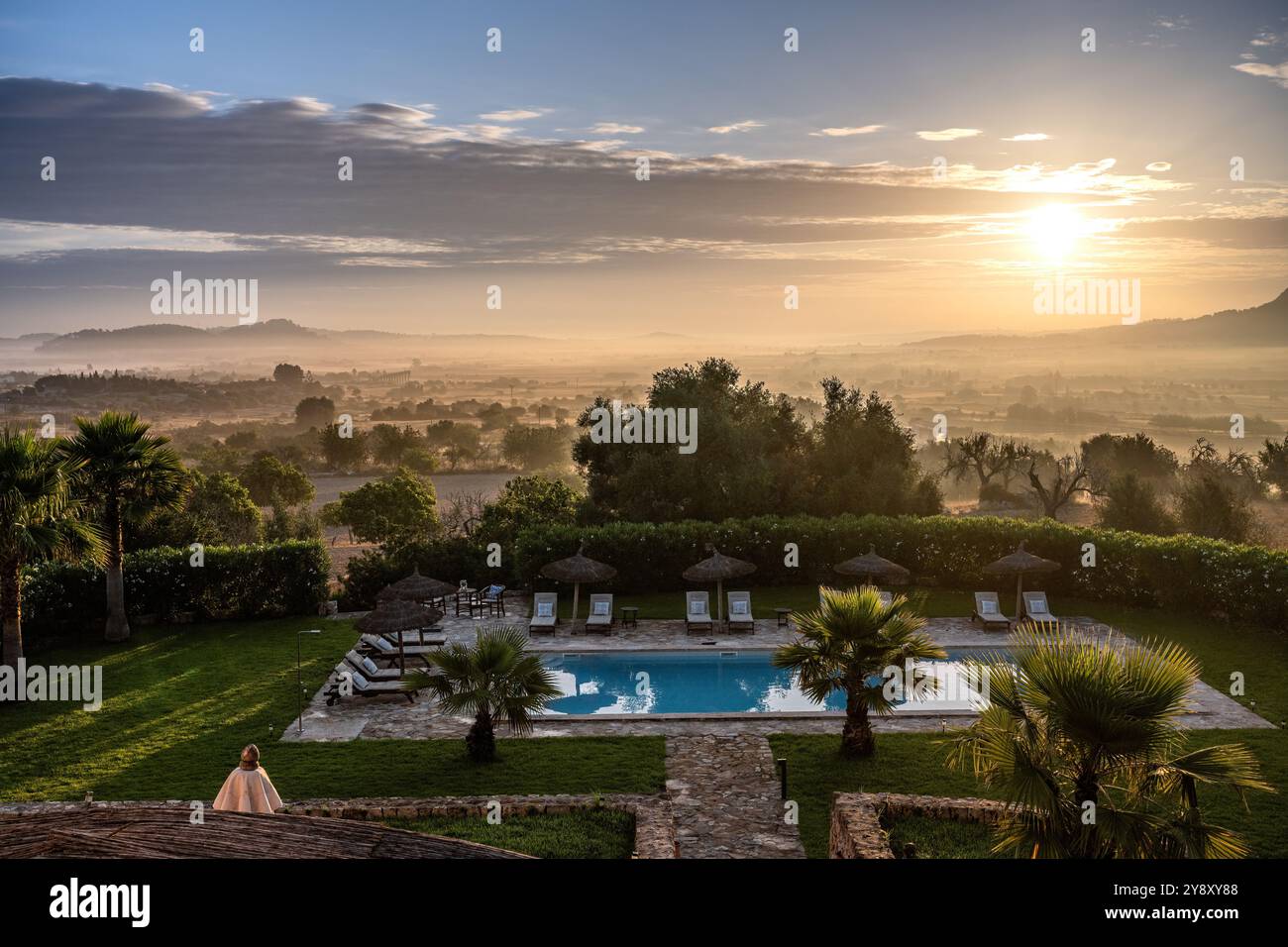 Abendsonne über der Landschaft mit Swimmingpool. Spanische Villa, Mallorca. Stockfoto