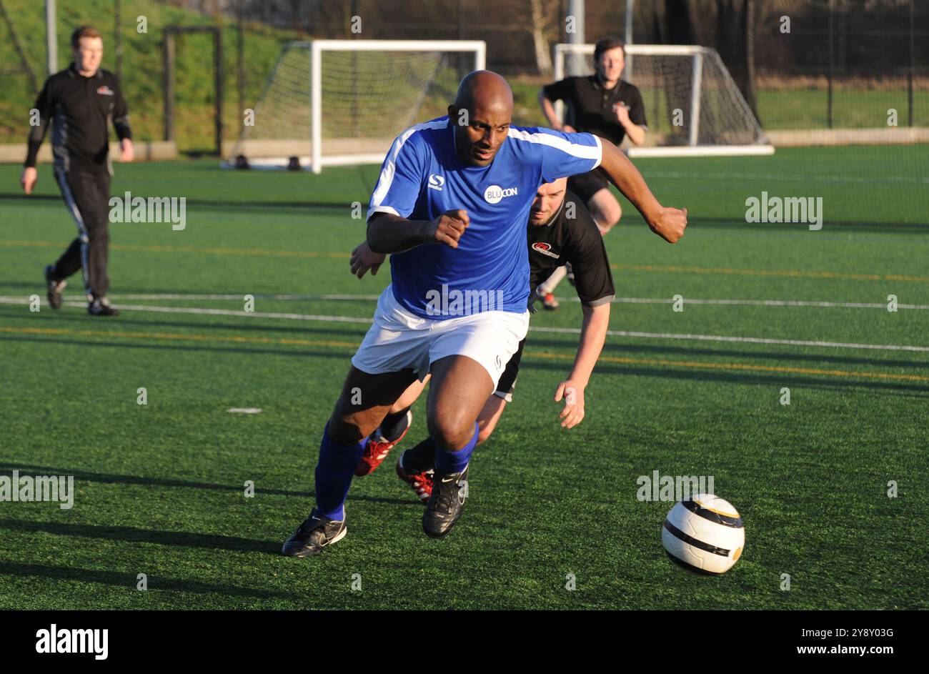 Ehemaliger Profifußballer Dele Adebola, der bei einer Fußball-Wohltätigkeitsveranstaltung für Blucon Ltd. 2015 spielte Stockfoto