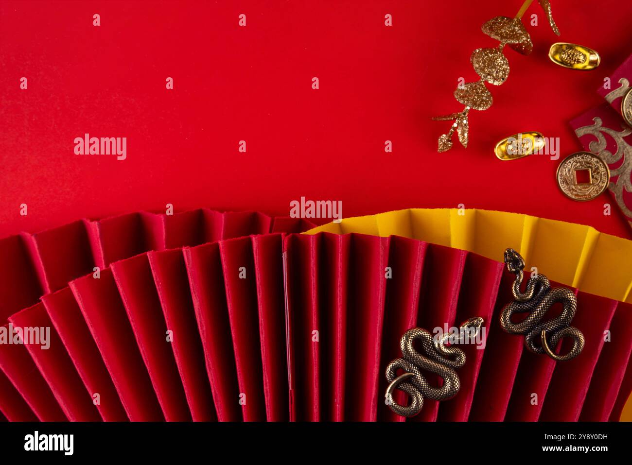 Chinesisches asien Neujahr goldener roter Hintergrund. Neue Grußkarte für das Jahr der Schlange 2025 mit Sternzeichen. Roter flacher Hintergrund mit Weihnachtsfans, Wunschumschläge, sn Stockfoto