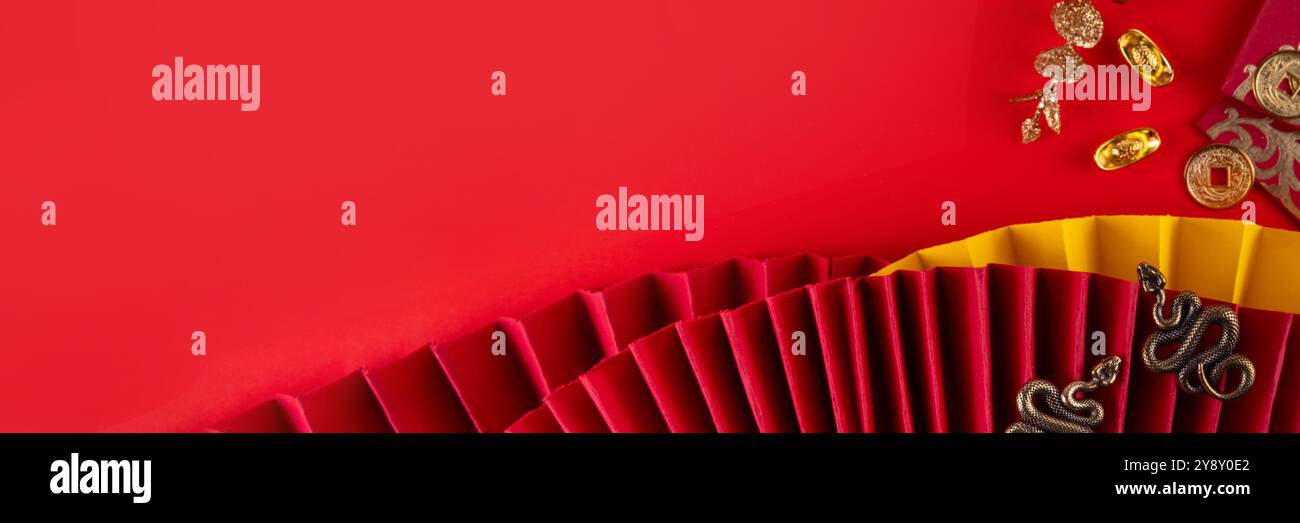 Chinesisches asien Neujahr goldener roter Hintergrund. Neue Grußkarte für das Jahr der Schlange 2025 mit Sternzeichen. Roter flacher Hintergrund mit Weihnachtsfans, Wunschumschläge, sn Stockfoto