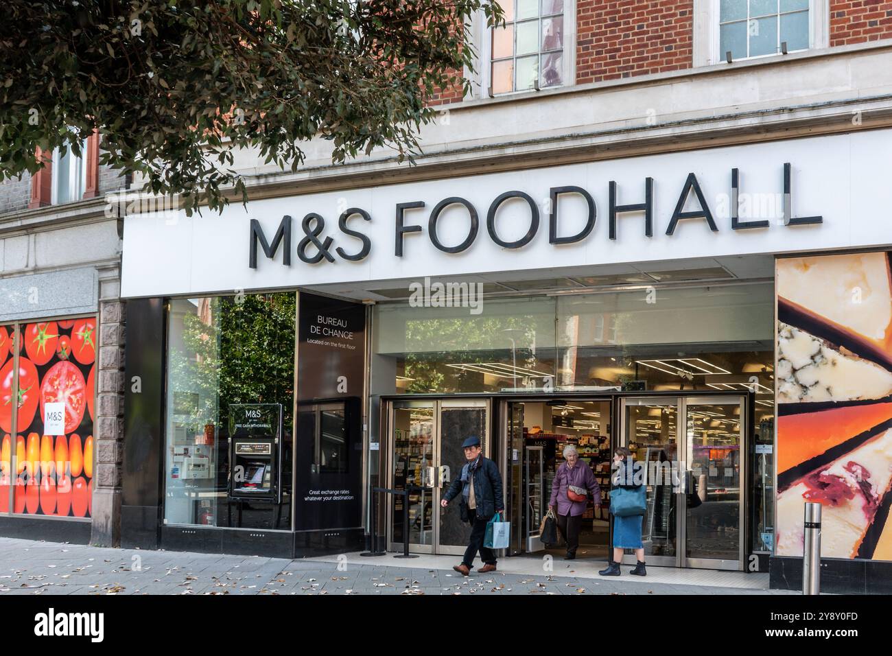 M&S Foodhall Shop oder Geschäft in Reading, Berkshire, England, Großbritannien. Stockfoto