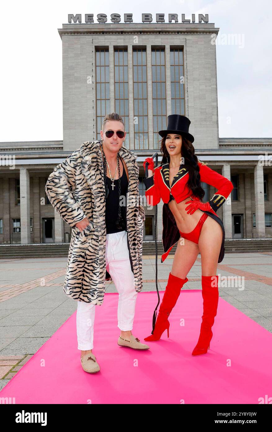 Calvin Kleinen & Micaela Schäfer beim Vorabfototermin zur Venus 2024 *** Calvin Kleinen Micaela Schäfer bei der Vorabfotosession zur Venus 2024 Stockfoto