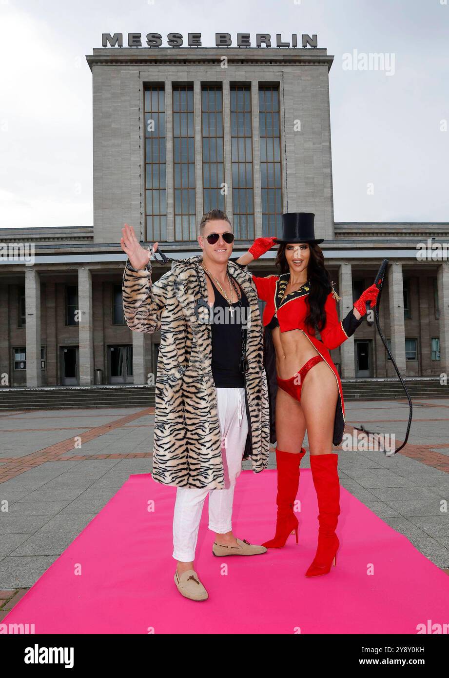 Calvin Kleinen & Micaela Schäfer beim Vorabfototermin zur Venus 2024 *** Calvin Kleinen Micaela Schäfer bei der Vorabfotosession zur Venus 2024 Stockfoto