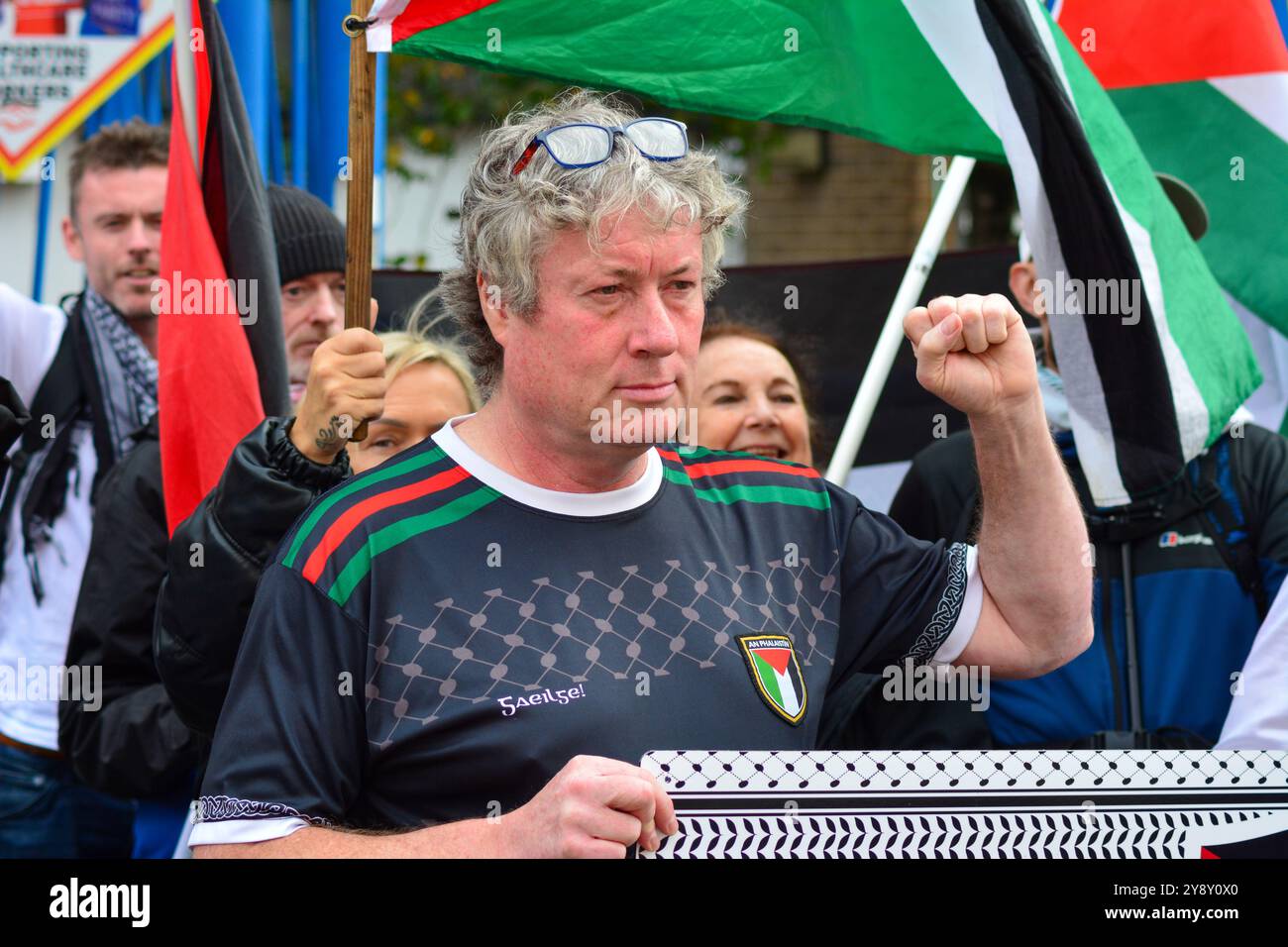 Belfast, Vereinigtes Königreich 07/10/2024 Protest von BDS Belfast zum Jahrestag des Krieges in Gaza. Am Royal Victoria Hospital wurde ein Schild platziert, das es in Al Shifa Hospital Belfast Northern Ireland umbenannte Credit:HeadlineX/Alamy Live News Stockfoto