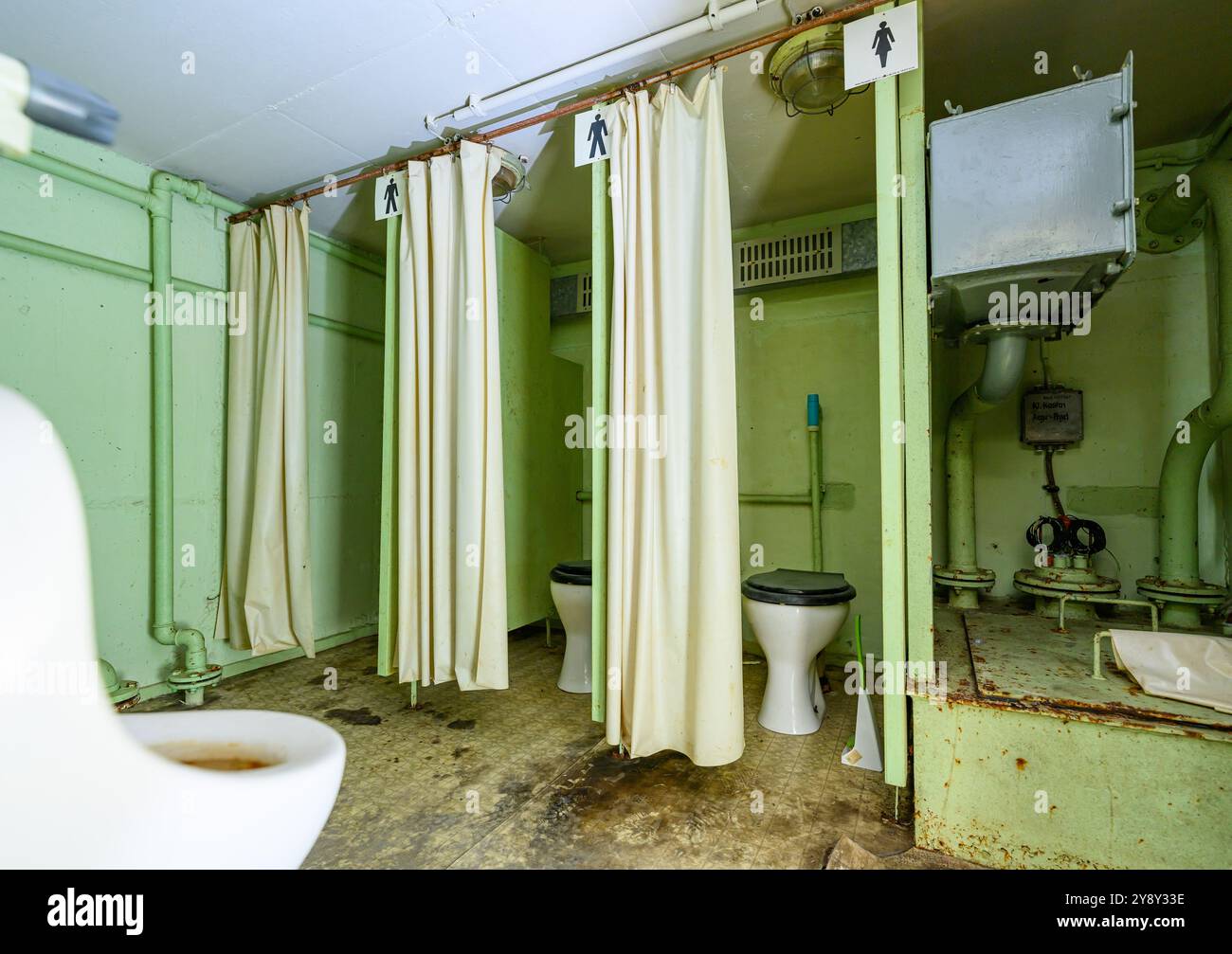 07. Oktober 2024, Brandenburg, Freudenberg: Toiletten im Kommandobunker des Innenministeriums der ehemaligen DDR. Der ehemalige Kommandobunker des DDR-Innenministeriums bei Freudenberg (Märkisch-Oderland) ist am kommenden Wochenende (12. Und 13. Oktober 2024) für Besucher geöffnet. „Im Kriegsfall sollte von diesem Bunker aus das öffentliche Leben in der DDR erhalten werden“, erklärt Hans-Jürgen Herget, Veranstalter von Führungen. Laut Herget führten rund 400 Telefonleitungen von der Anlage zur Polizei, zur Nationalen Volksarmee und zur Staatssicherheit sowie zu Firmen und Feuerwehrdepots Stockfoto