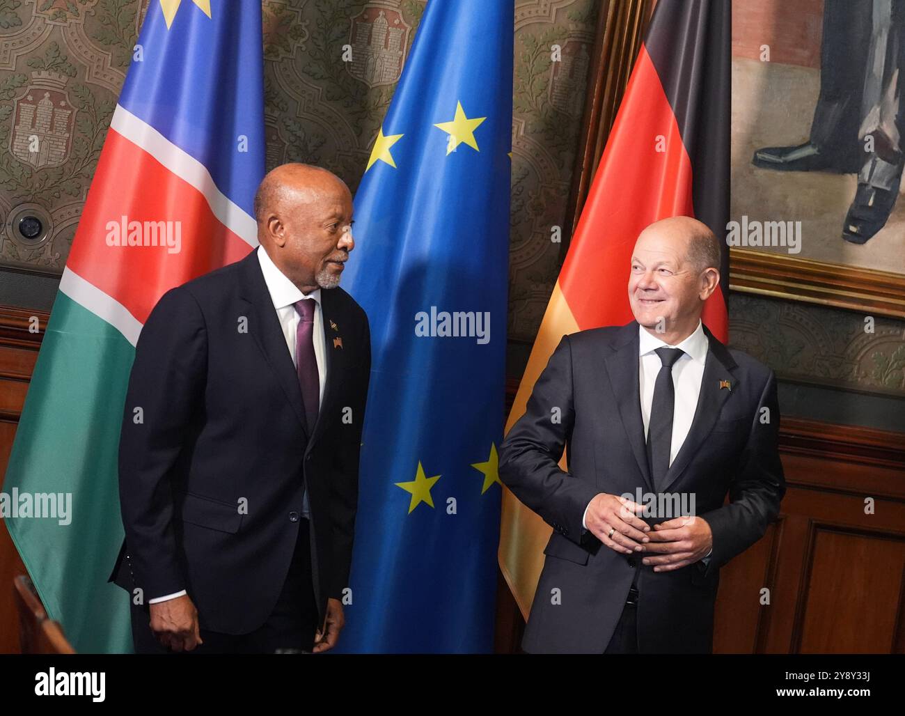 Hamburg, Deutschland. Oktober 2024. Bundeskanzler Olaf Scholz (r, SPD) begrüßt Nangolo Mbumba, Präsident Namibias, zu einer bilateralen Diskussion auf der Hamburger Nachhaltigkeitskonferenz im Rathaus. Kredit: Marcus Brandt/dpa Pool Plus/dpa/Alamy Live News Stockfoto