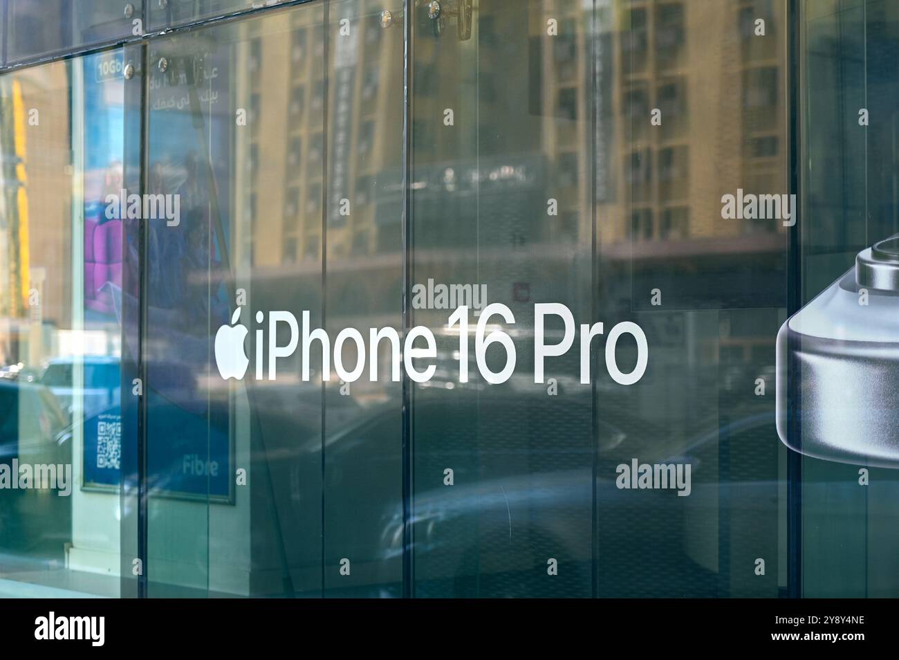 ABU DHABI – 20. SEPTEMBER: Werbebanner mit dem neuen iPhone 16 pro im Store am 20. September in Abu Dhabi. 2024 in den VAE Stockfoto