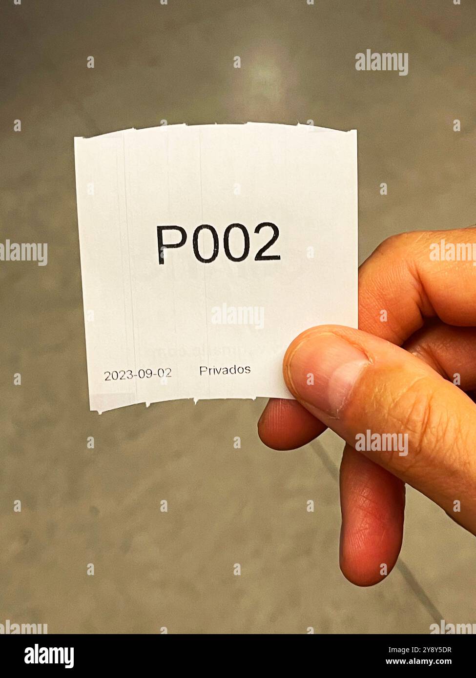 Hand hält ein Terminticket. Stockfoto