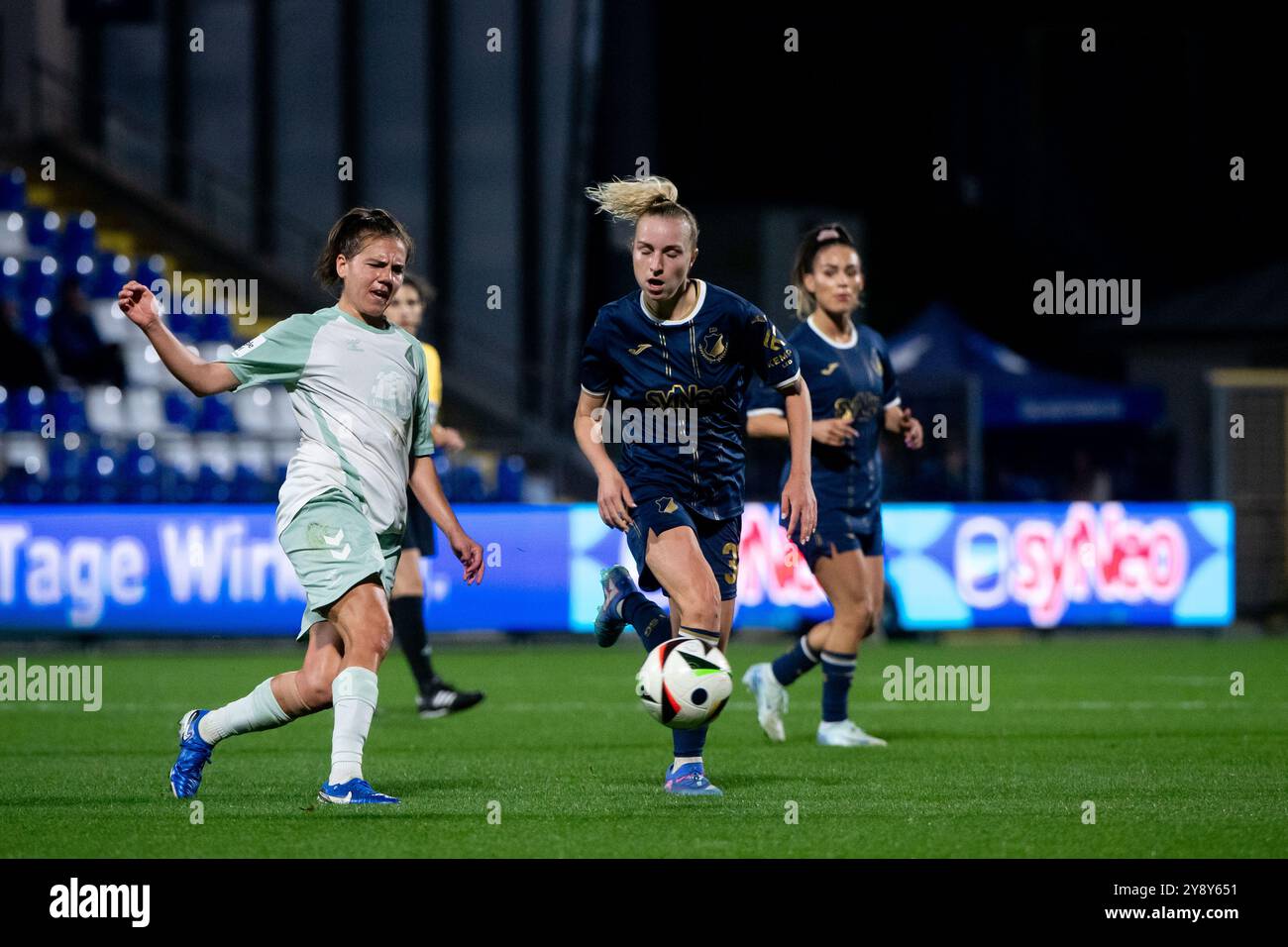 Vanessa Diehm (TSG Hoffenheim, #32) im Zweikampf mit Rieke Dieckmann (Werder Bremen, #22), GER, TSG 1899 Hoffenheim vs. SV Werder Bremen, Google Pixel Frauen Bundesliga, 5. Spieltag, Saison 2024/2025, 06.10.2024 DFB-Vorschriften verbieten jede Verwendung von Fotografien als Bildsequenzen und/oder Quasi-Video Foto: Eibner-Pressefoto/Michael Memmler Stockfoto