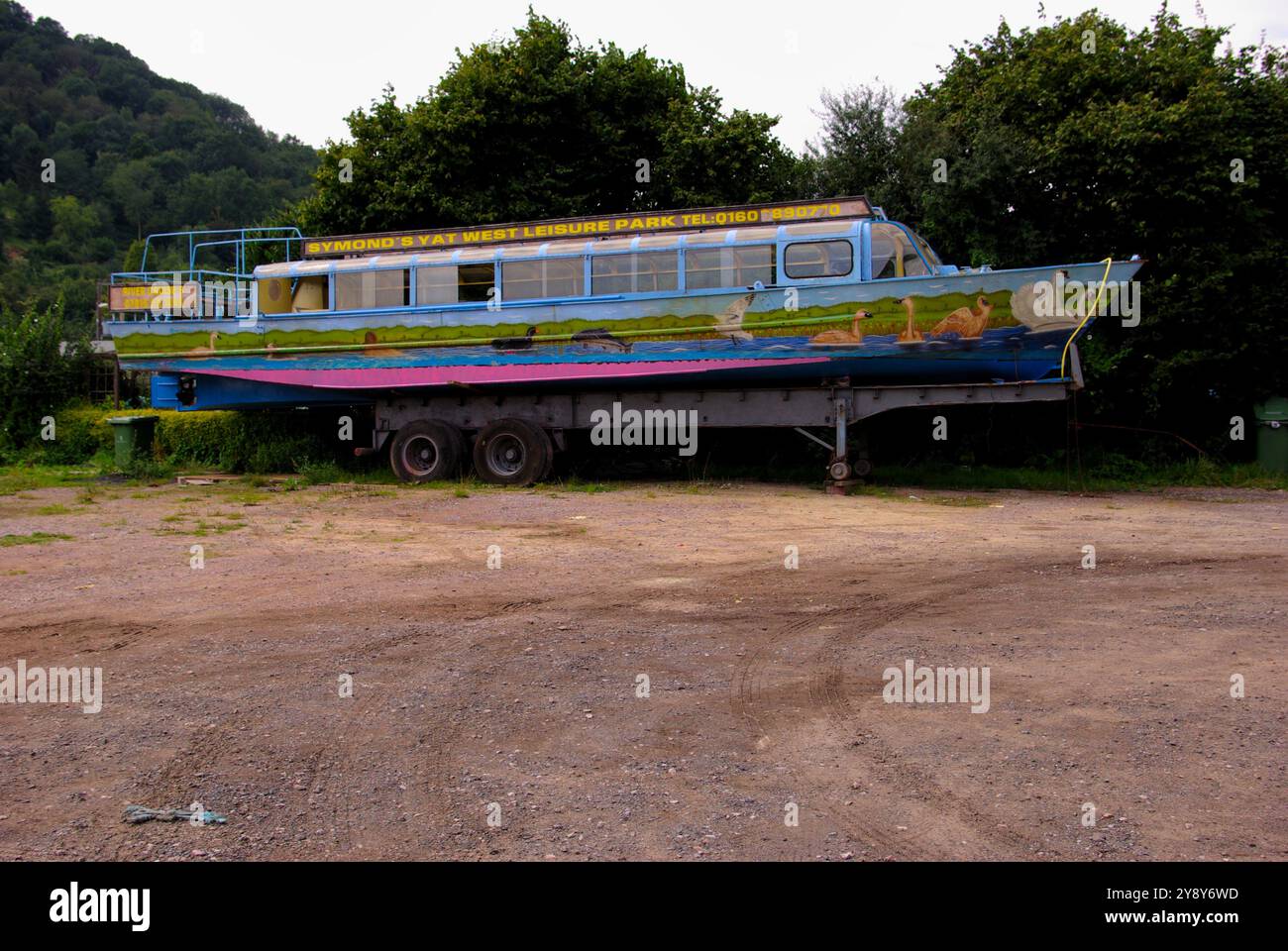 River Wye Kreuzfahrtschiff in Symonds Yat, links verrotten. Stockfoto