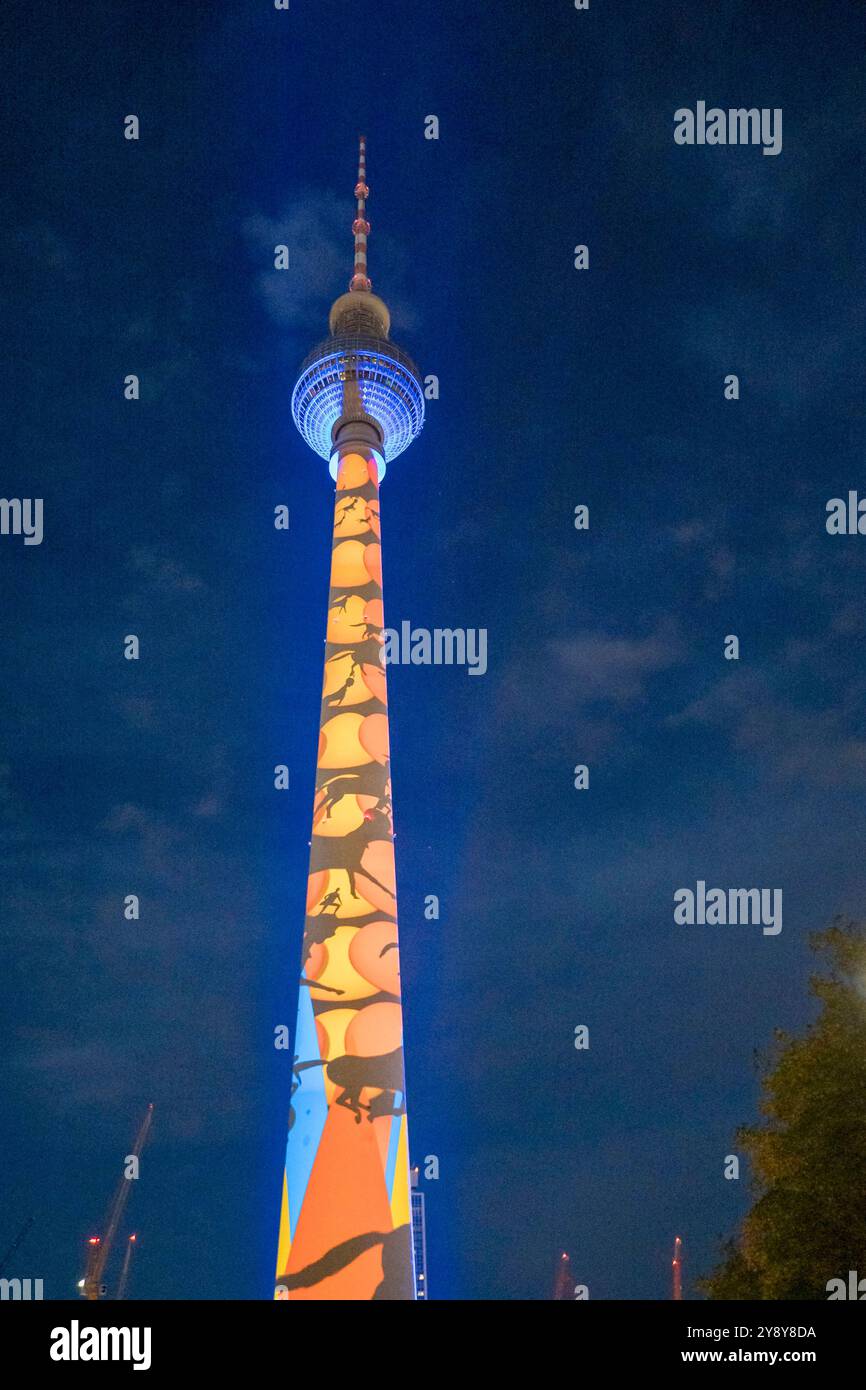 Beleuchteter Fernsehturm beim 20. Festival of Lights mit Lichtinstallationen auf Gebaeuden unter dem Motto Freiheit feiern, am 04.10.24 in Berlin Mitte vom Alexanderplatz bis zum Brandenburger Tor Festival of Lights - Berlin Mitte *** beleuchteter Fernsehturm beim 20. Jährlichen Lichterfest mit Lichtinstallationen an Gebäuden unter dem Motto Freiheit feiern, am 04 10 24 in Berlin Mitte vom Alexanderplatz zum Brandenburger Tor Festival der Lichter Berlin Mitte Stockfoto