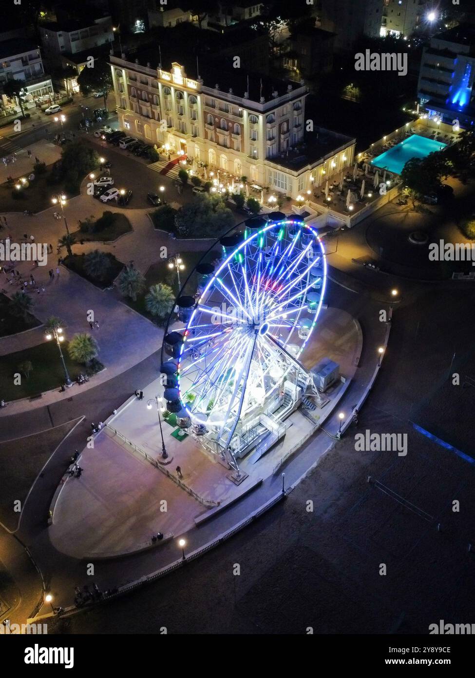 Nächtlicher Blick auf das Stadtzentrum von Cesenatico mit dem beleuchteten Riesenrad Stockfoto