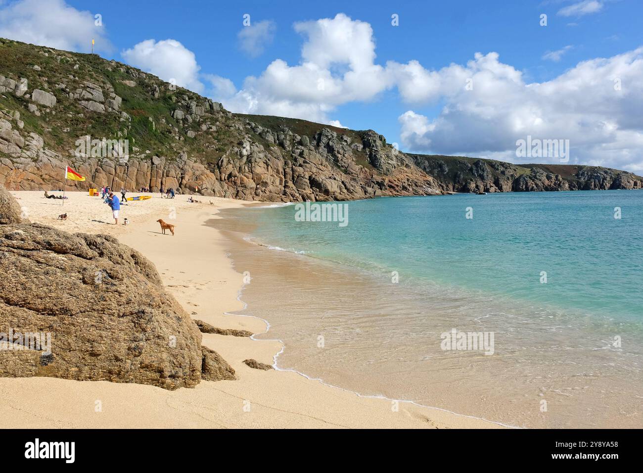 Sandy Porthcurno Beach, mit Logan Rock Headland, West Cornwall, Großbritannien. Stockfoto