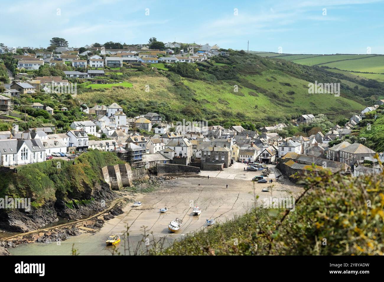 Hafen des Fischerdorfes Port Isaac, bei Ebbe, an der Nordküste Cornwalls, Großbritannien. Stockfoto