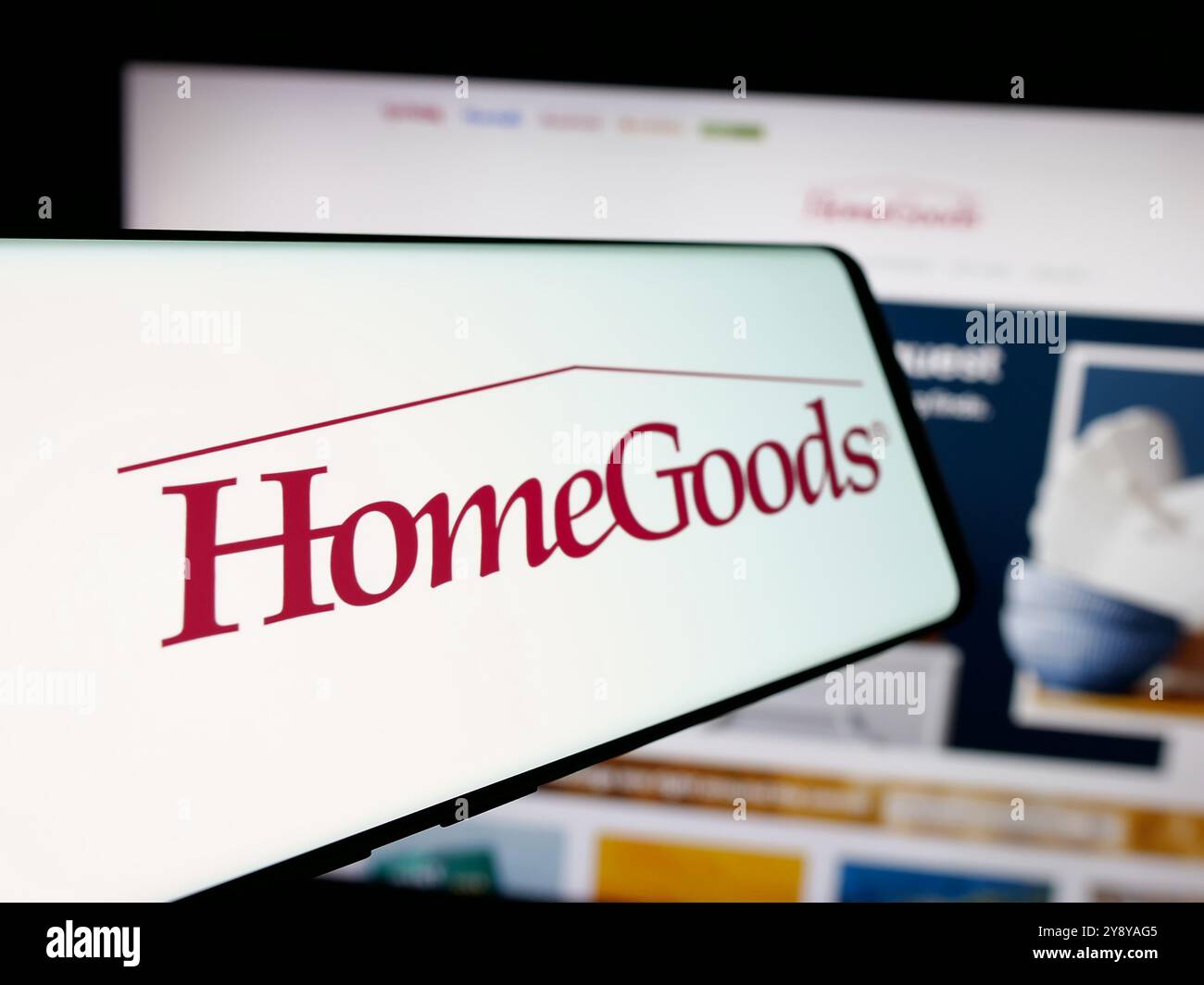 Smartphone mit Logo des amerikanischen Einrichtungsunternehmens HomeGoods auf dem Bildschirm vor der Business-Website. Fokus auf der linken Seite des Telefondisplays. Stockfoto