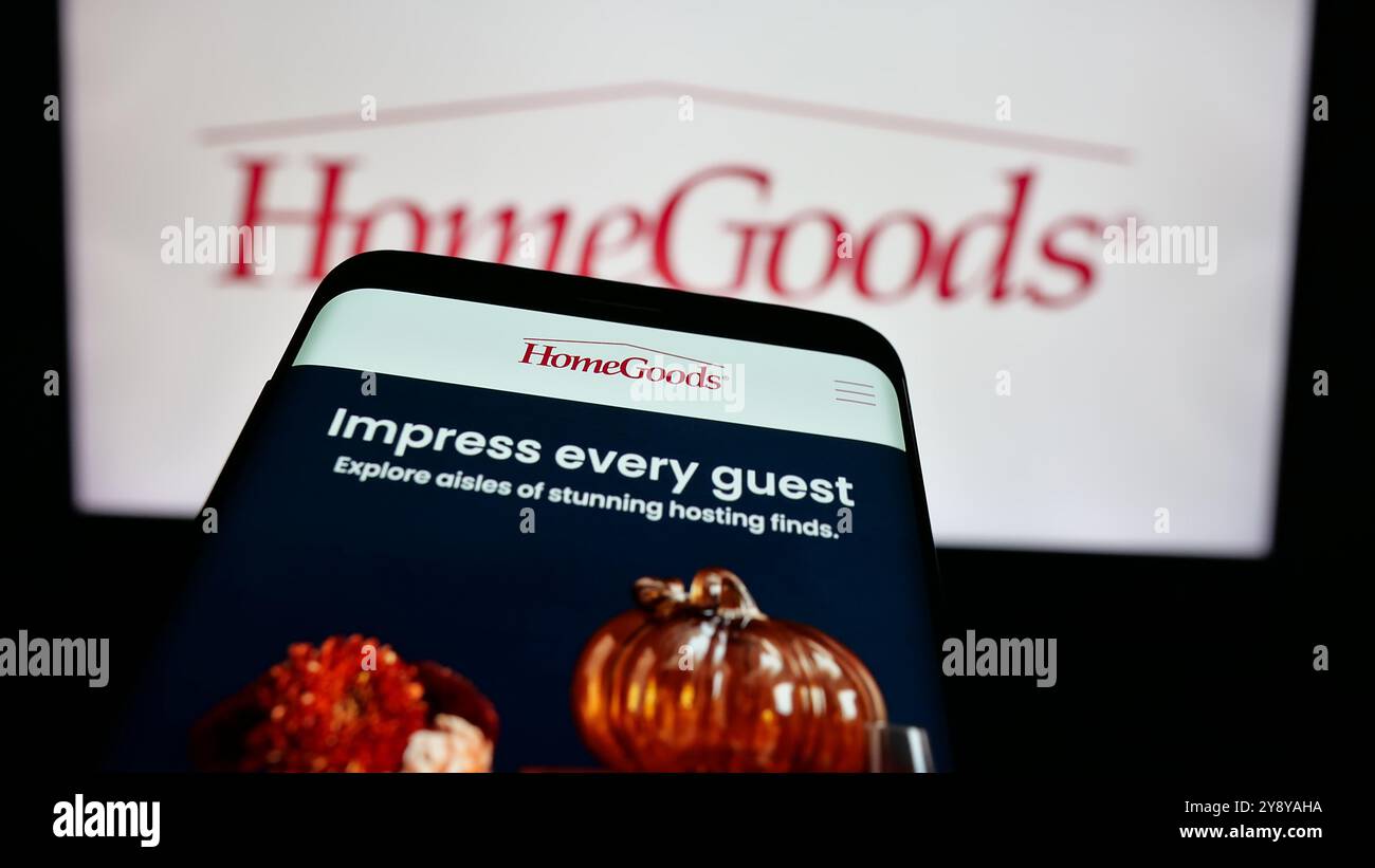Mobiltelefon mit Website des US-amerikanischen Einrichtungsunternehmens HomeGoods auf dem Bildschirm vor dem Geschäftslogo. Fokussieren Sie sich oben links auf der Telefonanzeige. Stockfoto