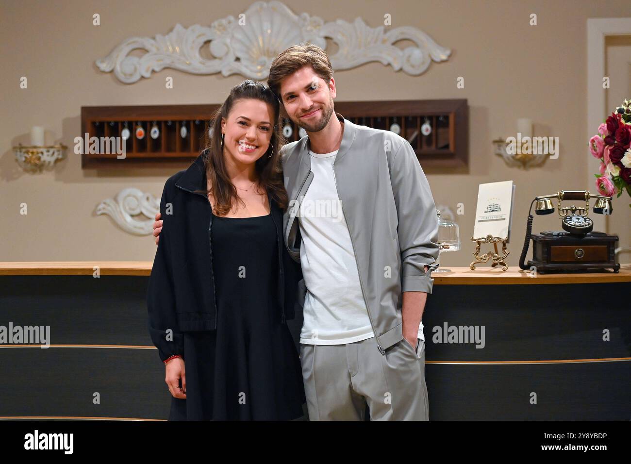 Katharina SCHEUBA Schauspielerin ist Maxi Neubach, Elias REICHERT Schauspieler ist Henry SYDOW. Sturm der LiebeÒ 21.Staffel der Erfolgstelenovela ab 5.Dezember im Ersten ARD, Pressetermin am Set am 07.10.2024. *** Katharina SCHEUBA Schauspielerin ist Maxi Neubach, Elias REICHERT Schauspieler ist Henry SYDOW Sturm der LiebeÒ 21 Staffel der Hitseifenoper vom 5. Dezember auf ARD, Presseveranstaltung am Set am 07 10 2024 Stockfoto