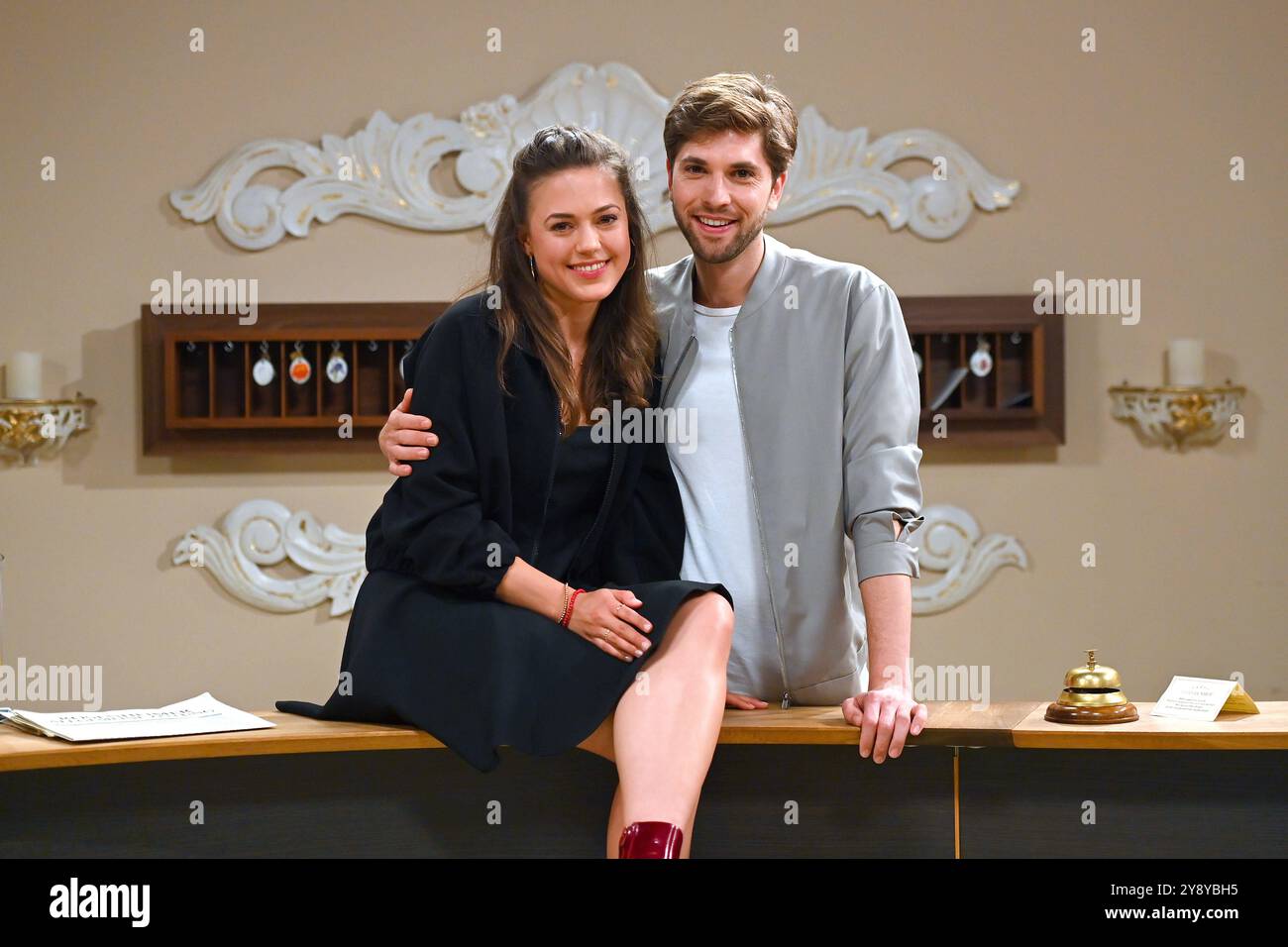 Katharina SCHEUBA Schauspielerin ist Maxi Neubach, Elias REICHERT Schauspieler ist Henry SYDOW. Sturm der LiebeÒ 21.Staffel der Erfolgstelenovela ab 5.Dezember im Ersten ARD, Pressetermin am Set am 07.10.2024. *** Katharina SCHEUBA Schauspielerin ist Maxi Neubach, Elias REICHERT Schauspieler ist Henry SYDOW Sturm der LiebeÒ 21 Staffel der Hitseifenoper vom 5. Dezember auf ARD, Presseveranstaltung am Set am 07 10 2024 Stockfoto