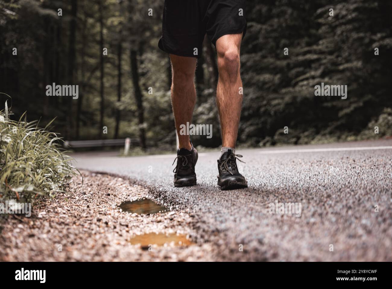 Läufer, der auf einer Asphaltstraße läuft Stockfoto