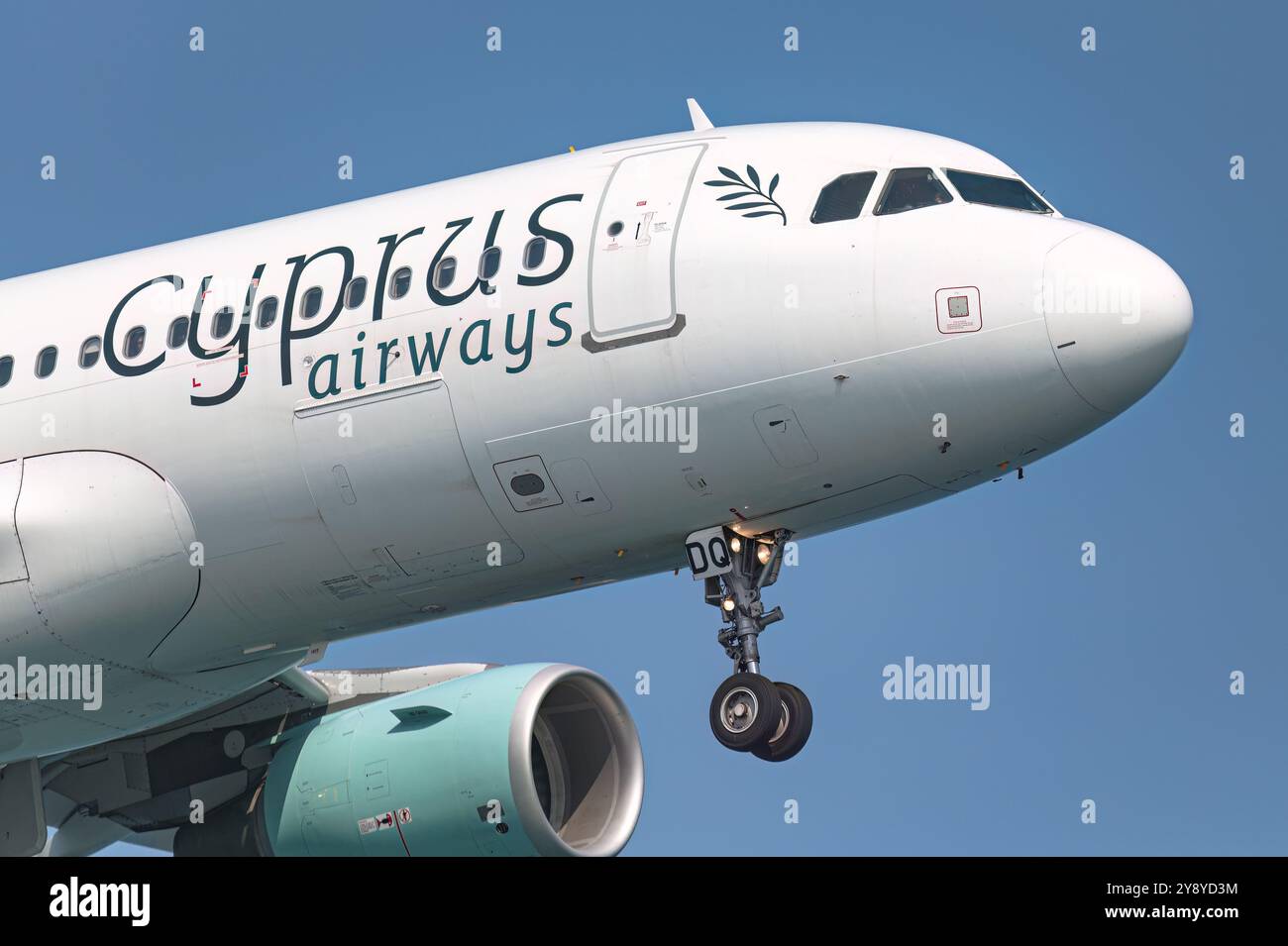 Larnaca, Zypern - 29. Juni 2024: Das Passagierflugzeug des Airbus A320-214 von Cyprus Airways nähert sich dem Flughafen mit ausgefahrenem Fahrwerk an Stockfoto