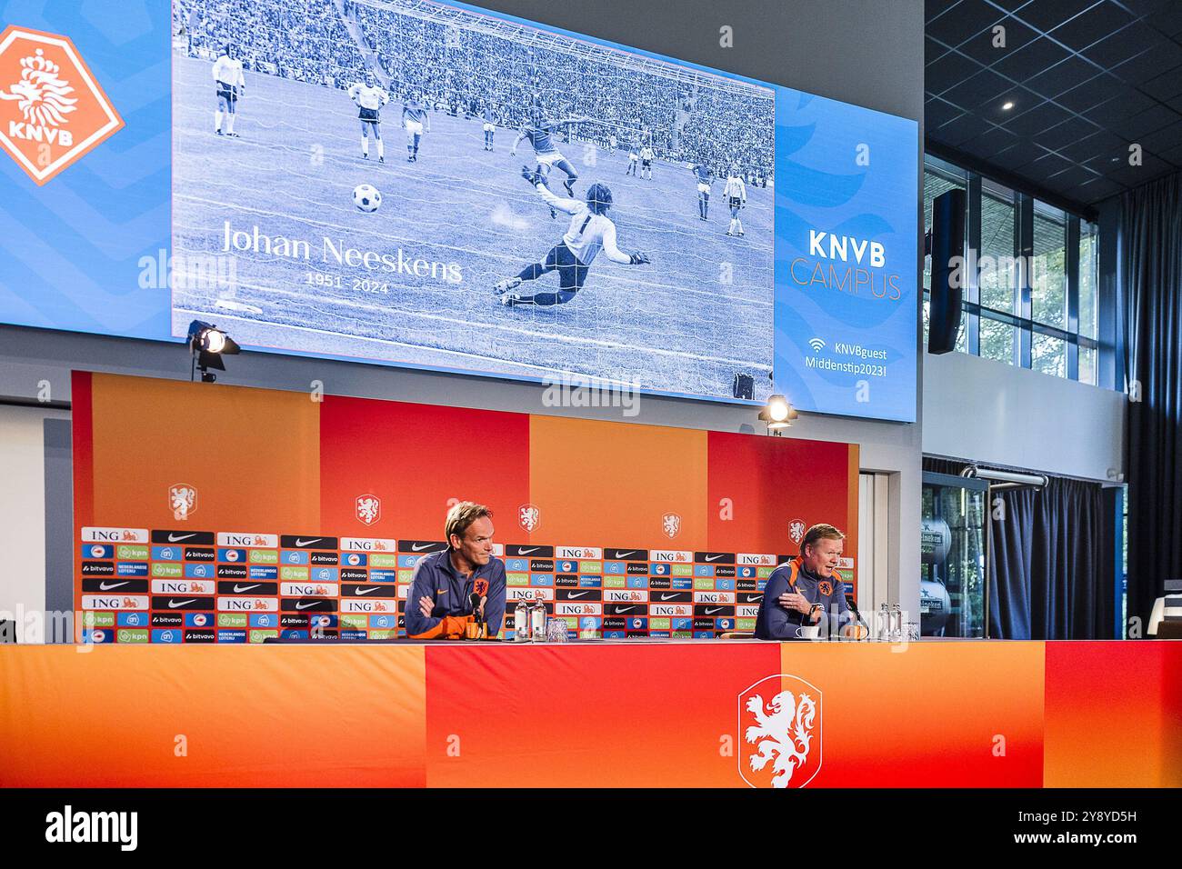 ZEIST, 07-1--2024 . Campus K.N.V.B. Presskonferenz und Training Niederlande. Der niederländische Trainer Ronald Koeman erinnert sich an Johan Neeskens. Stockfoto