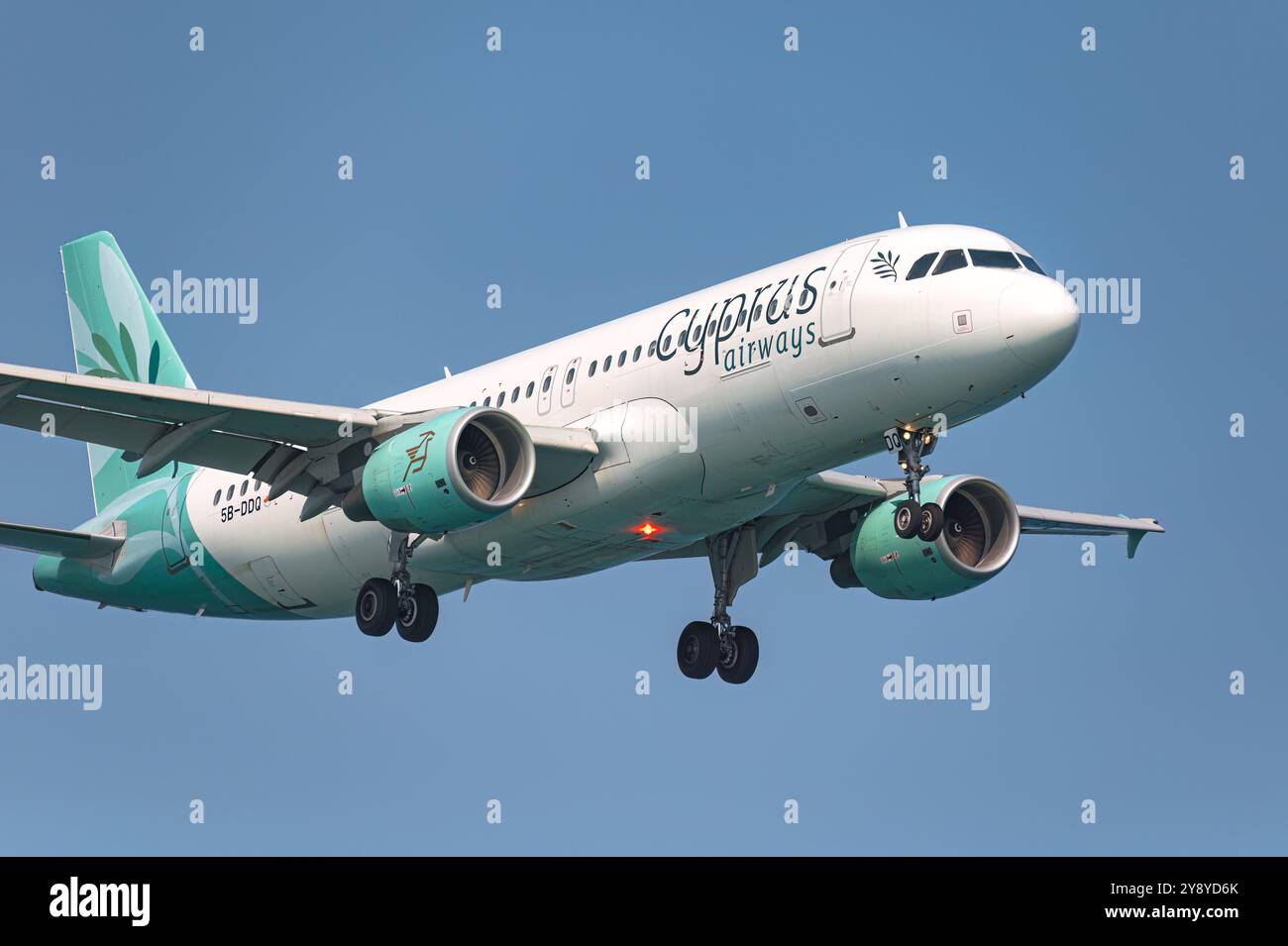 Larnaca, Zypern - 29. Juni 2024: An einem sonnigen Tag nähert sich ein Passagierflugzeug des Airbus a320 von Cyprus Airways mit ausgefahrenem Fahrwerk einem Flughafen Stockfoto