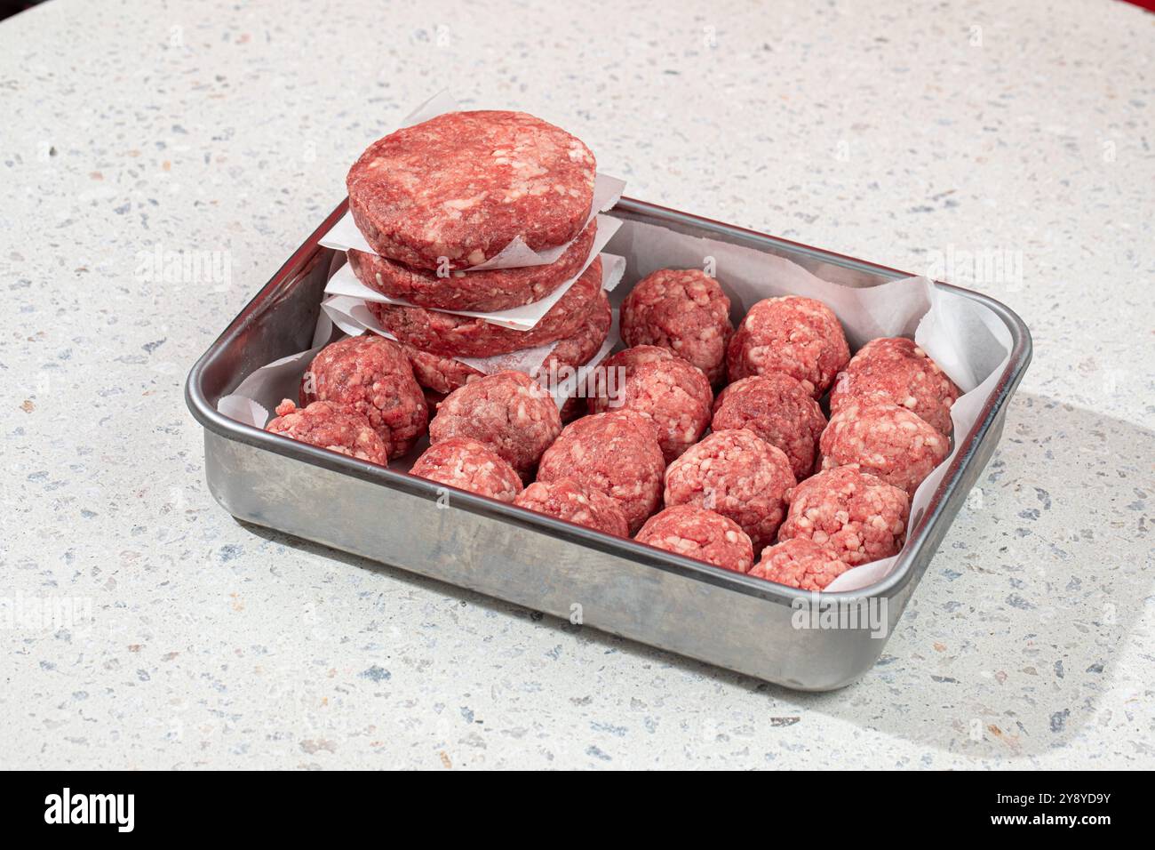Halbfertige Schnitzel und Fleischbällchen Stockfoto