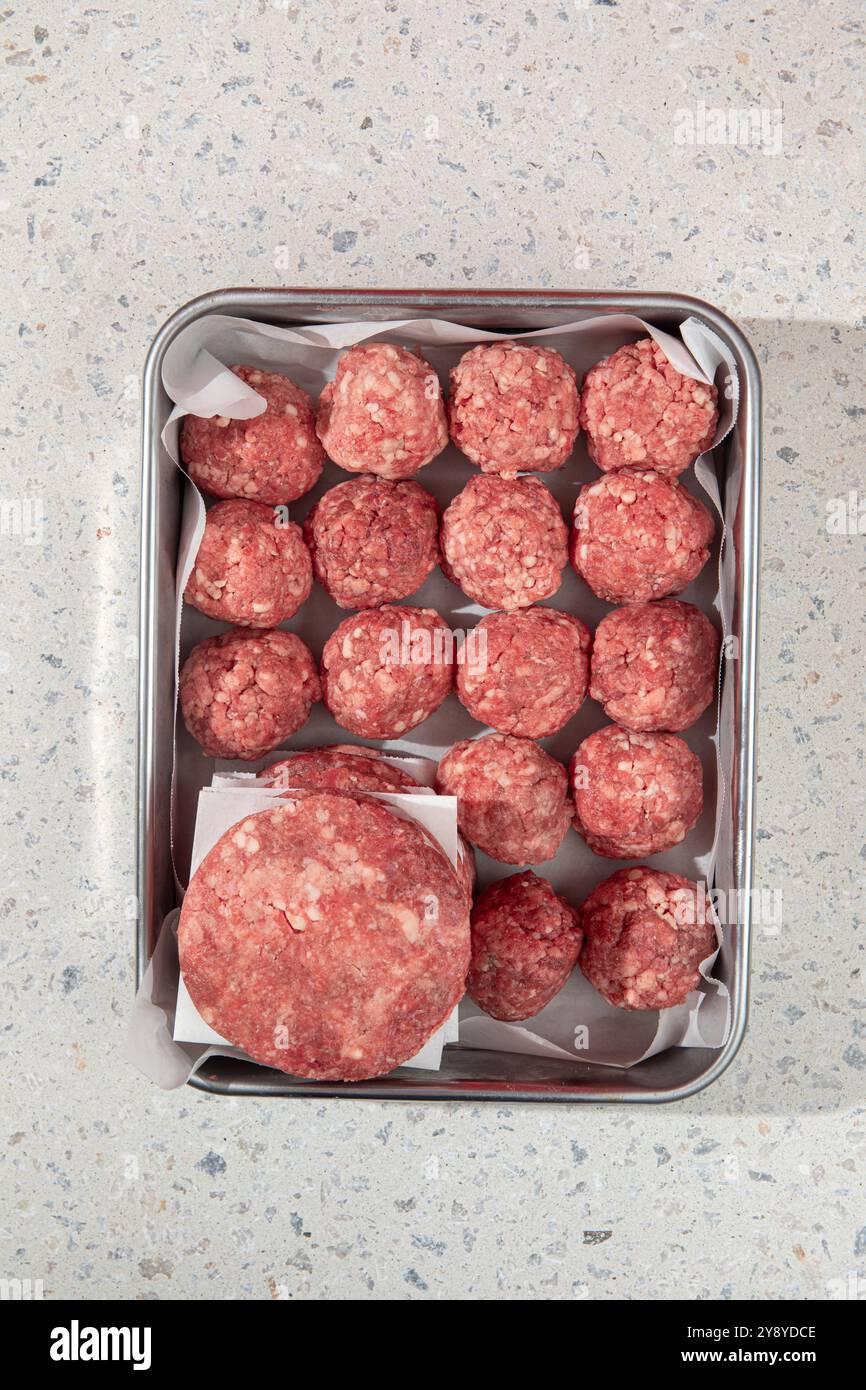 Halbfertige Schnitzel und Fleischbällchen Stockfoto