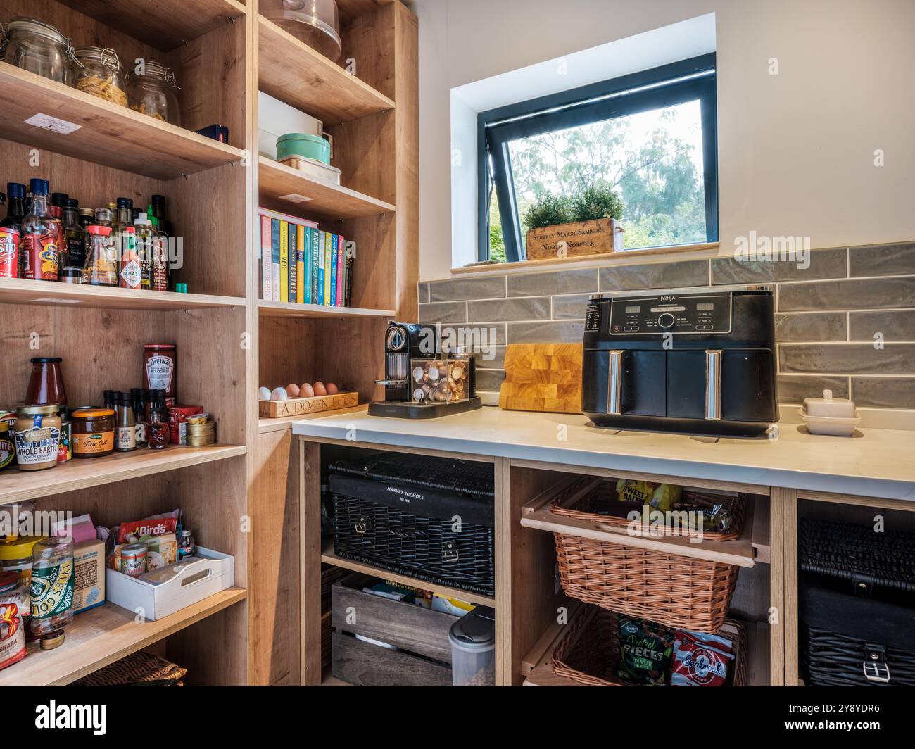 Lincolnshire, England - 10. August 2024: Moderne Küche mit Gerät und Regalen. Stockfoto