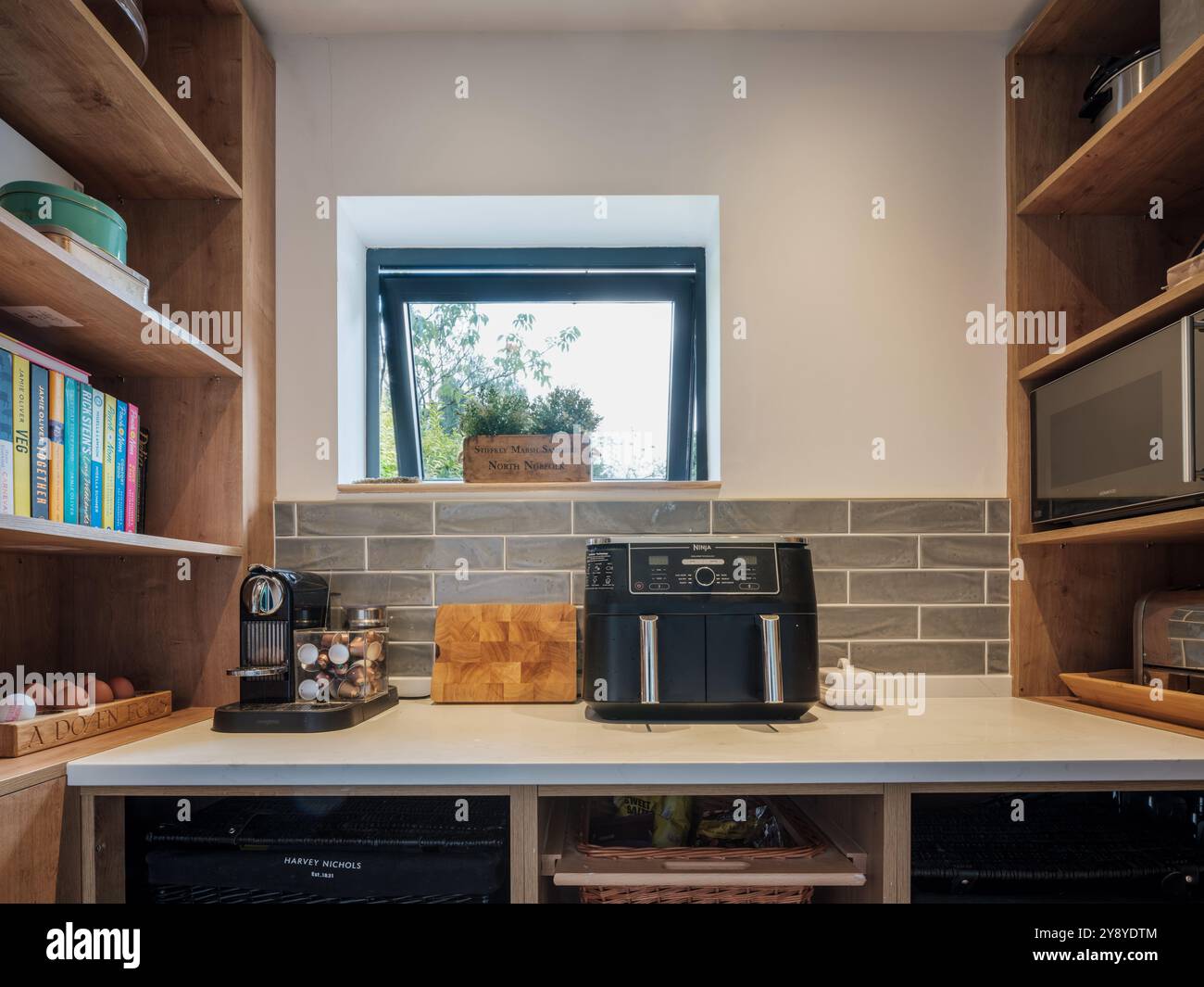 Lincolnshire, England - 10. August 2024: Moderne Küche mit Gerät und Regalen. Stockfoto