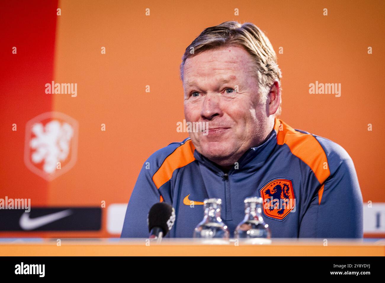 Zeist, Niederlande. Oktober 2024. ZEIST, 07-1--2024 . Campus K.N.V.B. Presskonferenz und Training Niederlande. Der niederländische Trainer Ronald Koeman. Beschreibung: Pro Shots/Alamy Live News Stockfoto